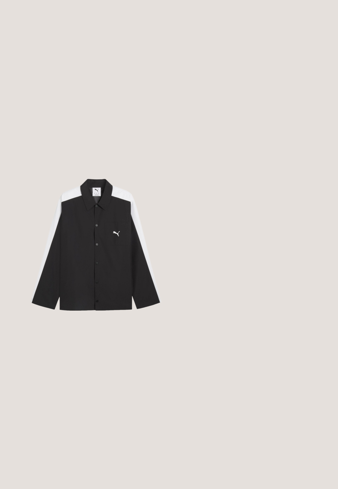 Chemise noire à manches longues avec boutons, rayures blanches sur les manches et les épaules, avec une poche poitrine affichant un logo Puma blanc.; Sweat à capuche noir en tissu doux, avec une poche kangourou, une capuche à cordon ajustable, et les logos blancs de Puma et BMW Motorsport.; T-shirt blanc à manches courtes avec logo BMW noir, logo M Motorsport et logo Puma sur la manche gauche.; Pantalon de sport noir avec bandes blanches sur les côtés, deux poches avant zippées, taille élastique et un logo Puma sur le bas de la jambe gauche.; Baskets en daim noir avec accents blancs, arborant un logo doré. Portées avec un jean en denim bleu clair et posées sur une surface bleue texturée.; Sac en bandoulière en tissu noir avec une sangle réglable, un compartiment principal zippé, une poche avant et un logo sur le devant.