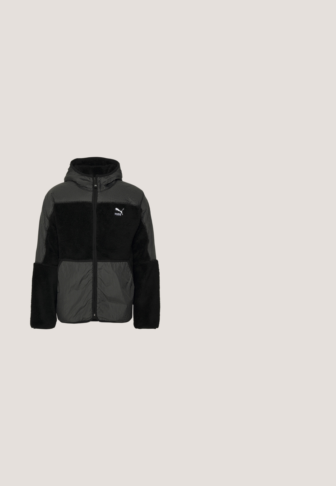 Sort hættetrøje med lynlås. Har plyss, tekstureret stof på ærmerne og forsiden, kombineret med et ternet mønster på det øverste.; Marineblå sweatshirt med hvide striber på ærmerne, der har et stort hvidt "puma" logo på brystet. Blød stof, afslappet pasform.; Hvid kortærmet crewneck T-shirt lagt fladt ud, ensfarvet design, med "WEEKDAY" mærkat inde i kraven på en lys baggrund.; Pier One Cargobukser - khaki; Hvide høj-top sneakers lavet af glat læder med perforeret tå, snørelukning og subtil logo detaljer på siden. Tekstureret gummisål.; Sort crossover taske fremstillet af stof, med et logo-patch, bungee-kord detalje på forsiden, justerbar rem og lynlåslukning.