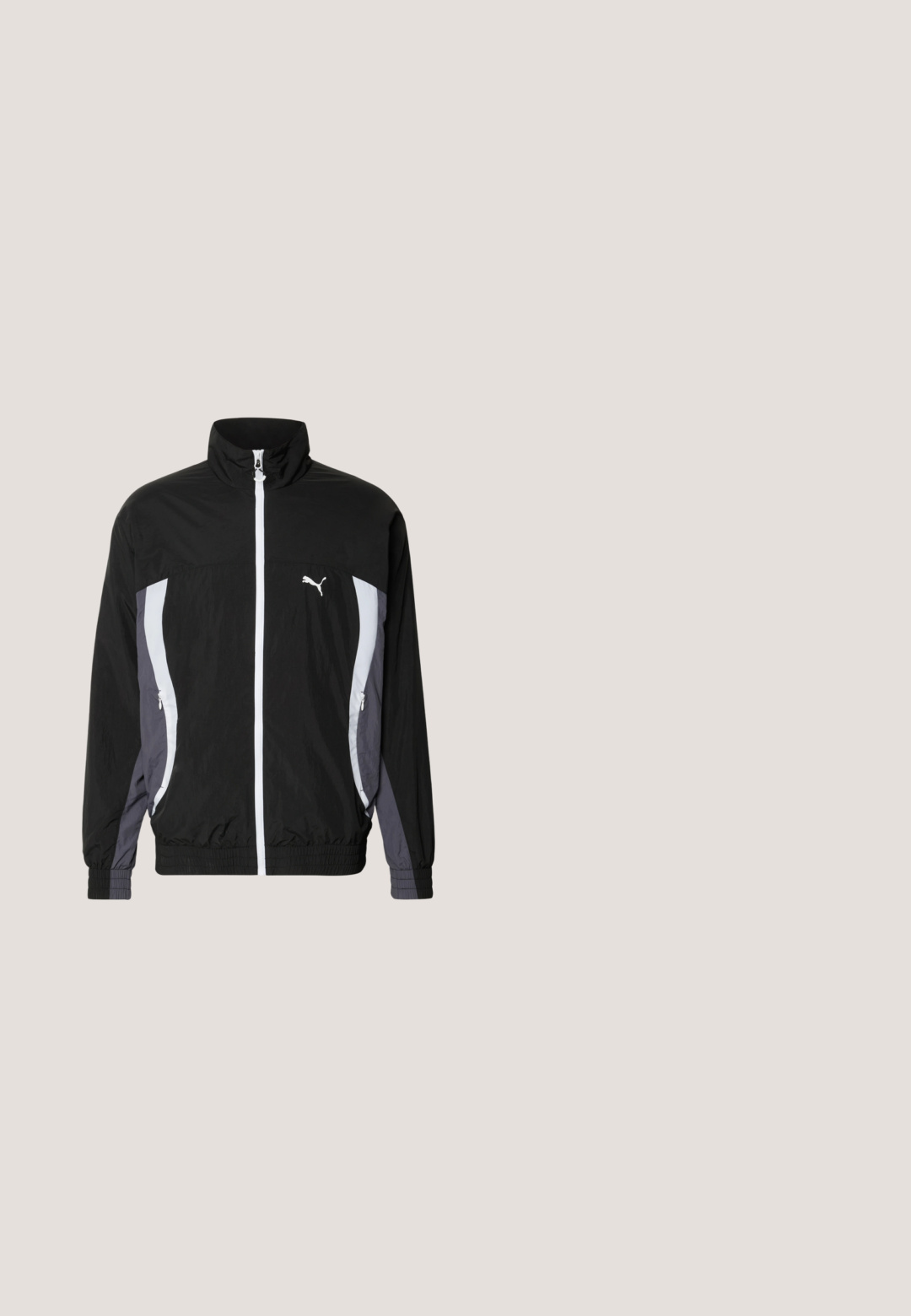 Puma CELLERATOR TRACK JACKET - Letná bunda - black galactic gray; Sivá mikina z mäkkého materiálu, s predným vreckom, rebrovanými manžetami a zeleným logom na tému Minecraft na hrudi.; Čierno-biely krátky rukáv bavlnené tričko, s odvážnym grafickým logom PUMA v strede a textúrovaným dizajnom na hrudníku.; Čierne teplákové nohavice z mäkkej látky, so šnúrkou s žltými detailmi, bočnými vreckami a potlačou loga na ľavom stehne.; Námornícke modré tenisky s hladkým textilným zvrškom, viazací dizajn, polstrovaný golier a biela gumová podošva s textúrovaným gripom.; Čierne slnečné okuliare so šedými šošovkami. Rám štvorcového tvaru vyrobený z plastu. Obsahuje detail loga na ramene. Hladký povrch, bez ďalších vzorov.