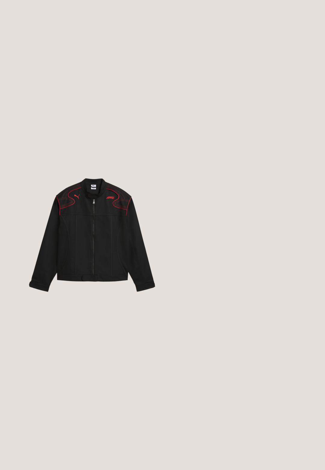 Sort lynlåstrøje med røde syninger på skuldrene, rødt Puma-logo på venstre bryst og rødt F1-logo på højre bryst.; Sort hoodie med et grønt grafikdesign, der har styliserede katte og en smilende mund; inkluderer en front kangaroo-lomme og ribbede manchetter.; Sort Puma T-shirt med røde og blå abstrakte geometriske og tekstbaserede designs, med Puma-logoer og forskellige grafiske elementer.; Sorte bukser med elastisk talje og lige ben med lille hvid Puma-logo på øverste venstre lår mod hvid baggrund.; Sorte atletiske sneakers med en kombination af ruskind og mesh-materialer, snørebåndsdesign, grå accenter og en struktureret gummisål.; Sort bælteväske med en rød lynlåstrækker og et rektangulært "montagne" logoemblem med en sol og striber på forsiden.