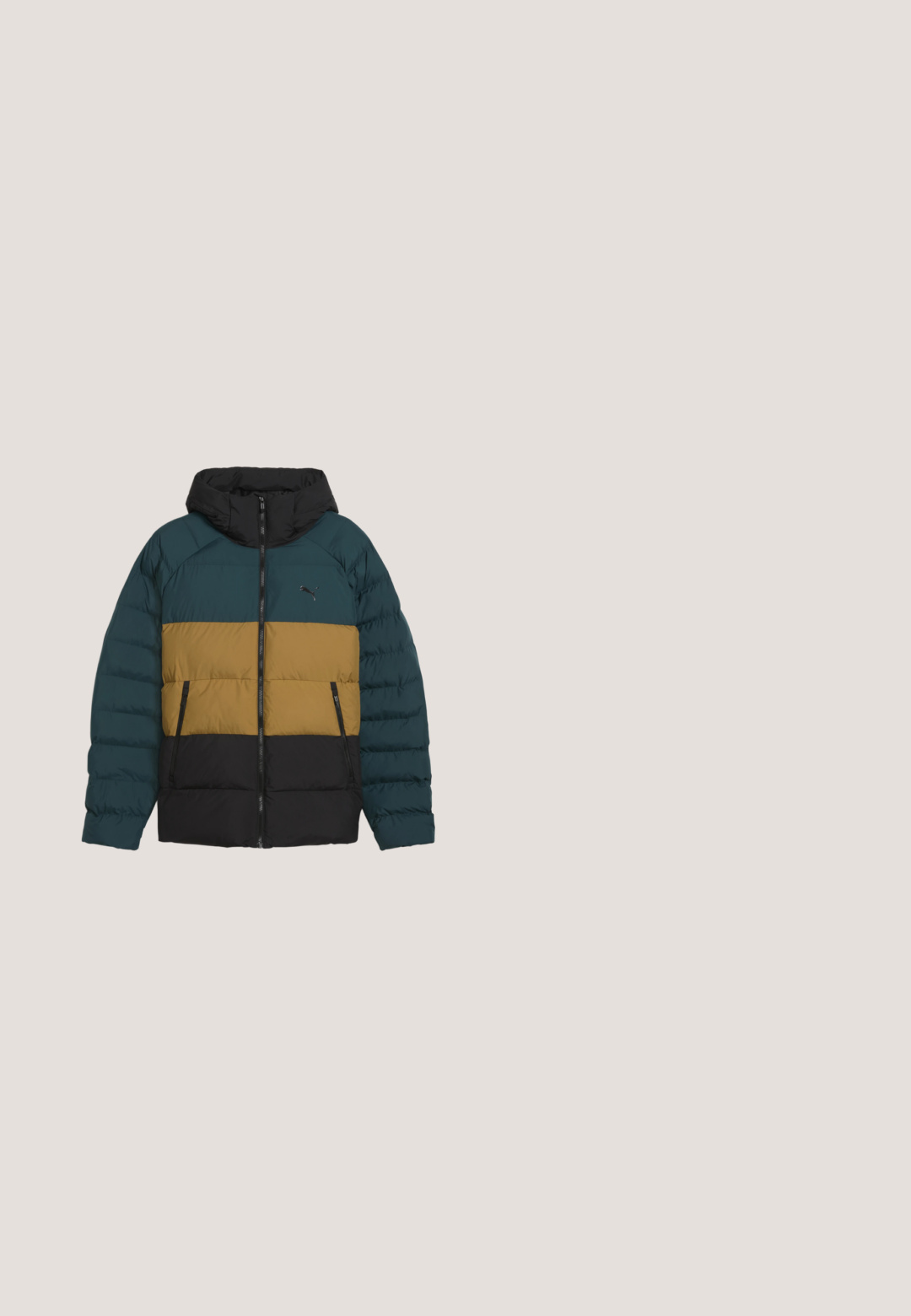 Gevoerd jack met zwarte capuchon, teal bovenkant en mouwen, mosterdkleurig middenstuk, zwarte onderkant, voorzijde met rits, ritszakken en Puma-logo op de borst.; Zwarte hoodie met een voorkant bedrukking van een figuur tegen een bewolkte achtergrond. Voorzien van een kangoeroezak en sterpatronen op de mouwen.; Zwart sportshirt met korte mouwen en witte bies langs de schouders en kraag, ademende meshstof en een ronde halslijn.; Zwarte cargobroek van lichtgewicht stof, met een verstelbare trekkoord taille, elastische manchetten en twee zijzakken.; Zwarte en donkergroene sneakers met een bovenwerk van mesh, suède accenten, een wit "V" logo, een platte rubberen zool en een ronde neusstijl.; Zwarte vierkante crossbodytas met verstelbare schouderband, voorvak met ritssluiting en klein genaaid logopatchje in de rechterbenedenhoek.