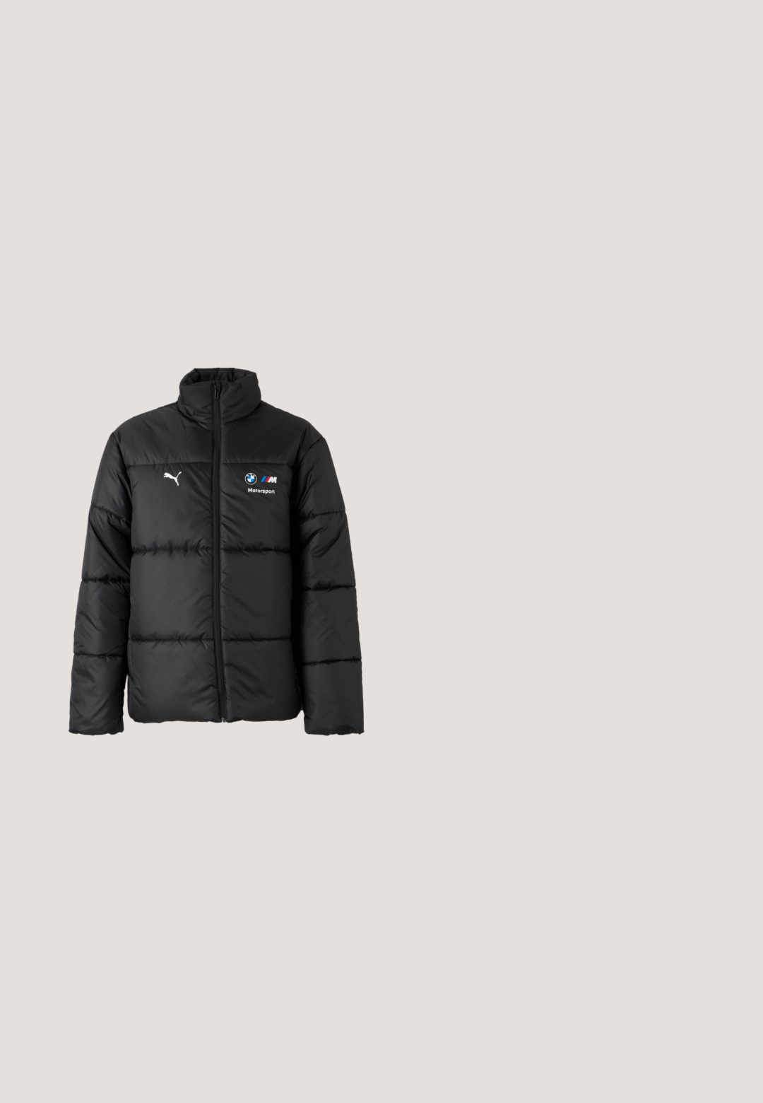 Schwarze Steppjacke mit Frontreißverschluss, Puma-Logo auf der linken Brust und BMW Motorsport-Logo auf der rechten Brust. Hoher Kragen und lange Ärmel.; Schwarzes Sweatshirt mit langen Ärmeln, weißen Streifen auf den Ärmeln und kleinem weißem Puma-Logo auf der linken Brust.; Weißes Baumwoll-T-Shirt mit dem BMW-Logo, grauem "Motorsport"-Text und farbigen Akzenten an den Seiten. Kurze Ärmel und Rundhalsausschnitt.; Schwarze Puma-Trainingshose mit elastischem Bund, silbernem Puma-Logo auf dem rechten Oberschenkel und Porsche-Branding auf dem linken Oberschenkel.; Schwarze Wildleder-Sportschuhe mit flachem Profil. Merkmale ein strukturiertes Design, eine schwarze Gummisohle und silberne Puma-Logo-Akzente.; Schwarze Nylon-Umhängetasche mit verstellbarem Riemen, flachem Design und seitlichem Etikett mit Logo. Glatte Textur und minimalistischer Stil.