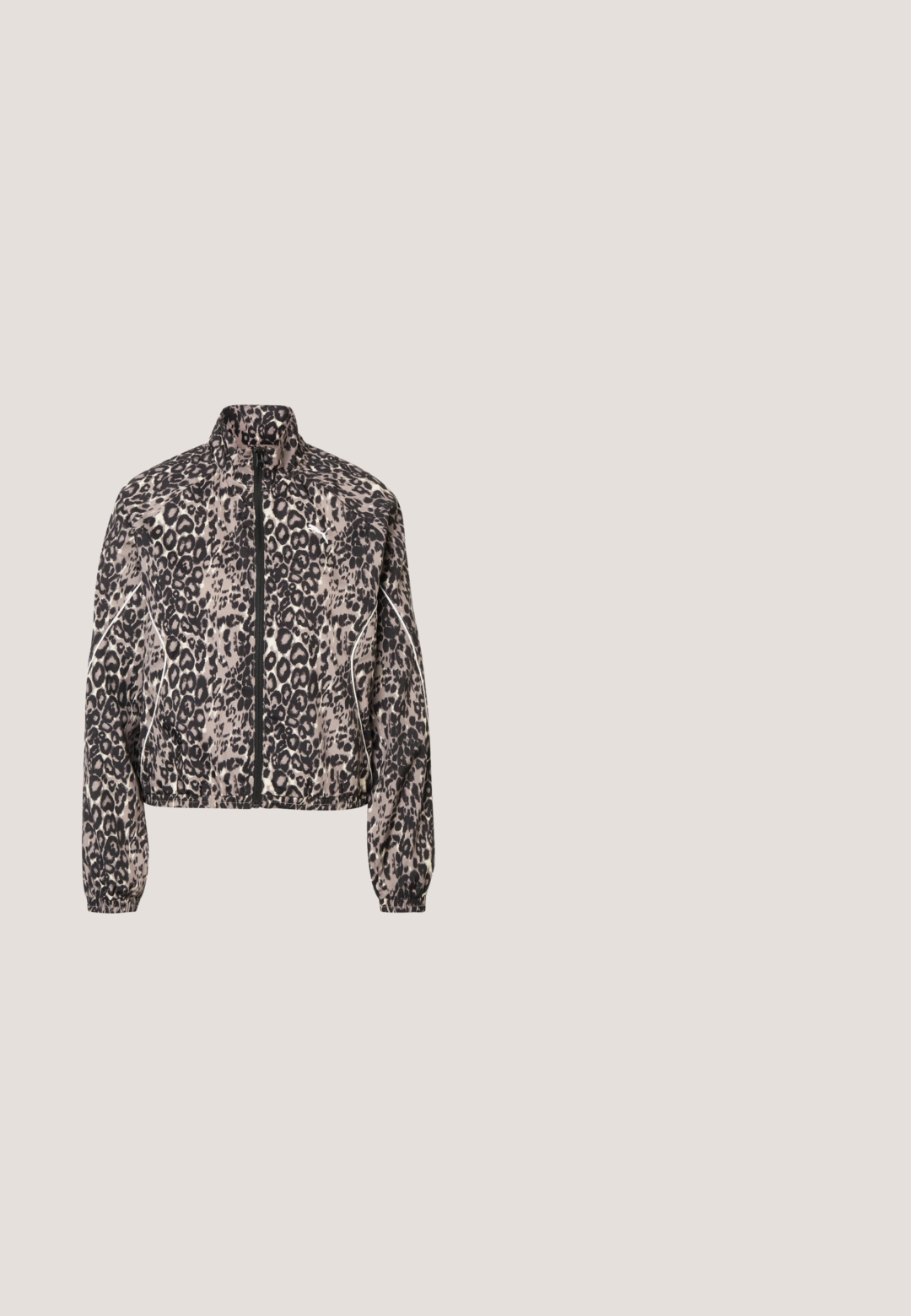 Jack met lange mouwen en rits met grijs en zwart luipaardprint en witte biesdetails aan voorkant en mouwen.; Rode fleece pullover met een hoge kraag en een vierknopsbies, voorzien van twee zijzakken en een zachte, textuurrijke oppervlakte.; Zwarte t-shirt met korte mouwen met een wit kantpatroon van een springend puma-logo centraal aan de voorkant.; Leopardprintbroek in grijstinten met een relaxed fit, elastische tailleband en zwarte zijaccenten voor extra detail en contrast.; Zwarte leren sneaker met luipaardprintaccent, witte middenzool en rode rubberen buitenzool. Voorzien van vetersluiting en geperforeerde neus.; Zwarte nepbonten totebag met lange handvatten en een groot wit omlijnd Puma-logo middenvoor tegen een effen achtergrond.