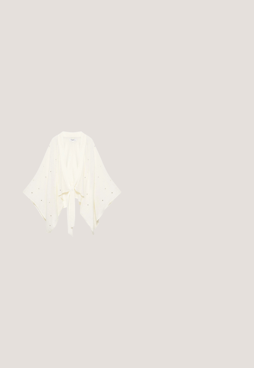 Hvid flydende cardigan i kimono-stil med brede ærmer, bindebånd foran og små spredte pynt på stoffet.; Lang, cremet hvid kjole med ribbet tekstur og blomsterlacemønster. Ærmeløs design, gulvlængde, skræddersyet pasform og rund halsudskæring.; Beige lærreds kileformede espadrillos med vævede hæle, ankelstropper og flettede jutesåler placeret side om side på en hvid baggrund.; Brune ovale solbriller med mørke gradientlinser og tynde stel, mærket "Vogue" synligt på stellet og stelbenene.; Lille vævet håndtaske med beige og brune lodrette striber, korte flettede håndtag, en kvast og hvid skrift "Saint Barth" på fronten.; Delikat guldkædearmbånd med tre guldmonstera-bladcharme adskilt af to små sorte perler og lukning med hummerlås.