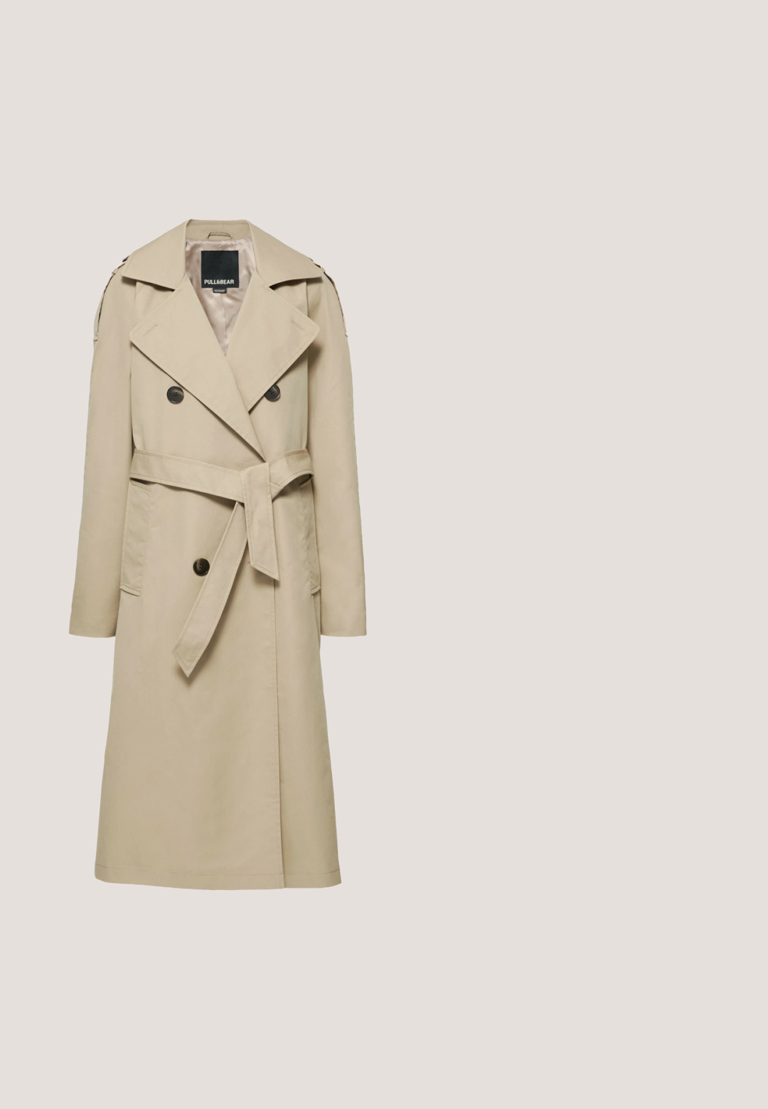 Beige dobbeltradet trenchcoat med taljebælte, brede revers, knappede skulderstropper og forlommer.; Langærmet bluse i økologisk bomuld med hvid baggrund og marineblå vandrette striber. Rund halsudskæring, afslappet pasform, ingen synlige detaljer.; Sorte bukser med skræddersyet pasform, med flad front, to sidelommer og et rent, sømløst design. Fremstillet af et glat, åndbart stof.; Sorte læderloafer med en glat overflade, rund tå og sidesyning. Har en lav, rektangulær hæl.; Beige silkescarf med et gentaget abstrakt mønster, kantet med en kontrasterende lys farve. Designet er glat med en subtil glans.; Sort læder skuldertaske med justerbar rem og præget logo på frontklappen, vist mod hvid baggrund.