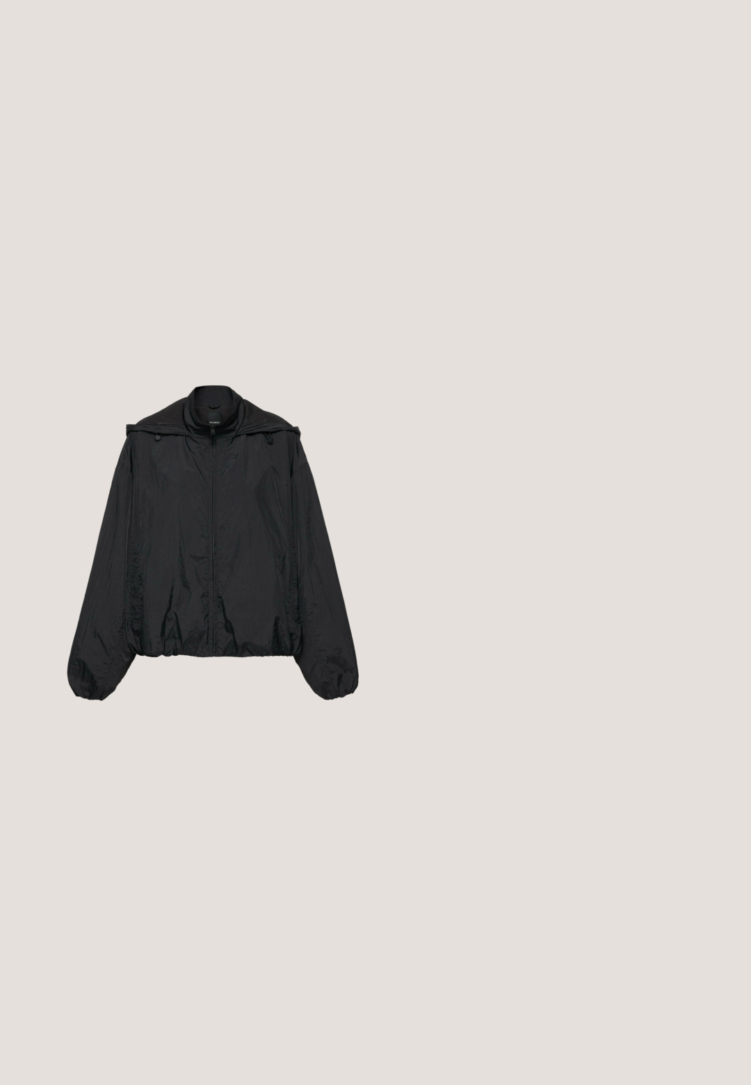 Zwarte lichte jas met rits, lange mouwen, elastische manchetten en zoom, en een verstelbare capuchon met koordjes.; Zwarte geribbelde henleyshirt met een ronde halslijn en vijf zwarte knopen vooraan. Gladde textuur, aansluitend ontwerp.; Zwarte geplooide tennisrok met short eronder en een smalle witte streep op de tailleband, getoond op een witte achtergrond.; Zwarte rubberen regenlaarzen met een glanzende afwerking, voorzien van een zilveren gesp en een logo patch. De zool is gestructureerd voor grip.; Zwarte rechthoekige zonnebril met donkere glazen en een logo op het montuur, rustend op een witte ondergrond.; Zwarte leren tote bag met een gladde textuur, een zachte ronde bovenkant en brede handvatten. Kenmerkt zich door minimale stiksels en een slungelige silhouet.