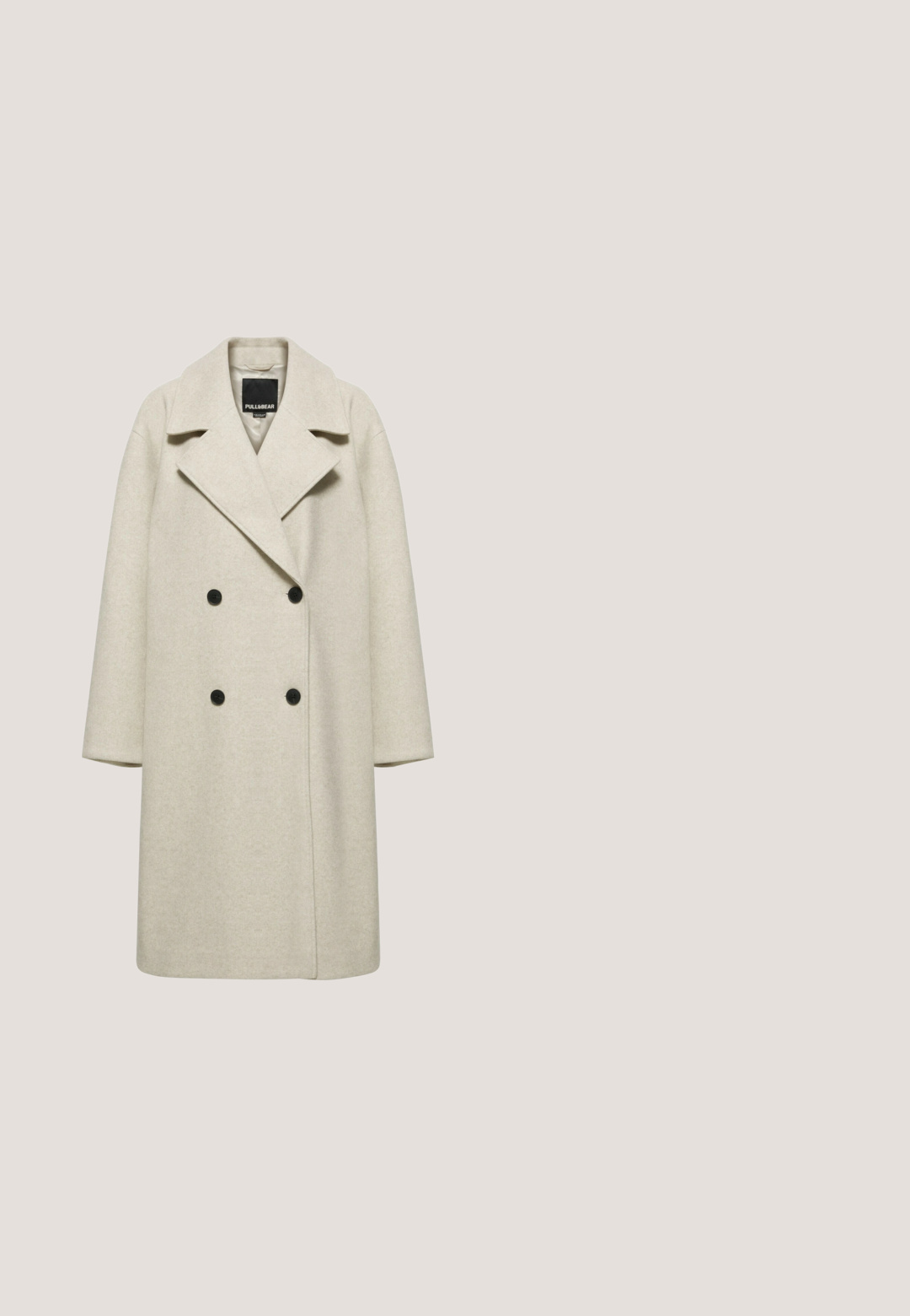 Lange beige wollen jas met dubbele knoopsluiting, brede revers en vier zwarte knopen, getoond op een effen witte achtergrond.; Grijze gebreide cardigan met een V-hals, knoopsluiting aan de voorkant en geribbelde boorden aan mouwen en zoom. Opvallende contrasterende stiksels langs de randen.; Lichtbeige fijngebreide top met lange mouwen, boothals en een subtiele gemêleerde structuur.; Grijze wijde gebreide broek met een elastische tailleband, platte voorkant en een ontspannen pasvorm, weergegeven op een witte achtergrond.; Beige suède enkellaarsjes met een pluche binnenvoering, voorzien van een plateauzool en een trekhaak aan de achterkant voor gemakkelijk aantrekken. Gemêleerde rubberen zool.; Bruine suède handtas met gestructureerde vorm, dubbele handgrepen, een riemaccent en logo gegraveerd aan de voorkant. Matte textuur, eenvoudig ontwerp.