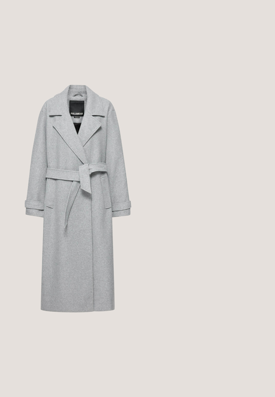 Manteau long en laine gris clair avec larges revers, ceinture nouée à la taille, brides aux poignets et deux poches avant, présenté sur un cintre.; Robe en tricot côtelé noire avec un design décoletté, des manches longues et une silhouette ajustée. Le tissu texturé ajoute de la profondeur au design.; Zign by Zalando LEATHER  - Bottes à talons hauts - black; Lunettes noires rectangulaires avec des verres transparents, présentant des bords arrondis et des accents sur les côtés, avec une finition brillante sur la monture et les branches.; Sac à main en simili cuir crocodile noir avec deux poignées arrondies, un design structuré et une fermeture à rabat à l'avant avec un détail de logo.; Paire de boucles d’oreilles créoles en forme de cœur en argent avec surface texturée perlée et fermoir à charnière sur fond blanc.
