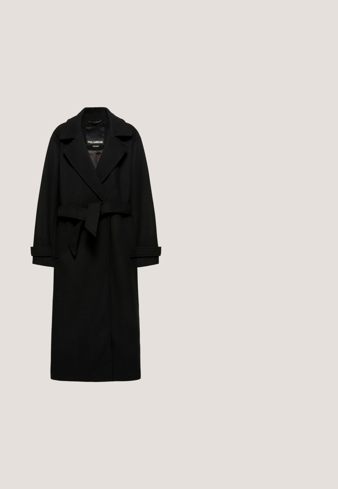Lang sort uldfrakke med reverskrave, selvsnørede bælte i taljen og manchetstropper, mærket Pull&Bear indvendig.; Sorte turtleneck sweater lavet af blødt, tekstureret strikstof. Har en løs pasform og lange ærmer, med ribbede detaljer ved kraven og kanten.; Sorte knæhøje støvler lavet af glat læder med firkantet tå, kraftig blokhælt og tekstureret gummisål. Har et diskret logodetalje.; Sorte solbriller med en blank finish. Katteøje-form, gradient linser. Guld logo detalje på stangen. Holdbart plastmateriale.; Sort læder skuldertaske med guldt "G" logo lukning og justerbar strop, med GUESS-branding foran i midten.; Par guld ørestikker med teksturerede hjerteformede forstykker og sommerfugl-lukninger på en hvid baggrund.