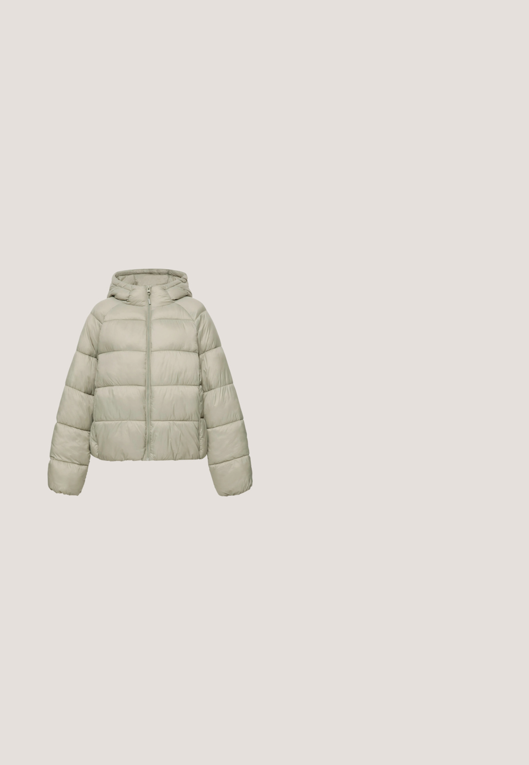 Veste matelassée gris clair avec capuche et fermeture éclair à l'avant, présentée sur fond blanc.; Veste en polaire gris clair à la texture douce. Elle est dotée d'une fermeture éclair argentée et de poignets côtelés blancs. Gros plan sur les détails du tissu et de la fermeture éclair.; T-shirt à manches longues gris clair avec col rond et coutures visibles, présenté sur un fond blanc.; Leggings gris ajustés en mélange de coton, avec une texture douce et une taille élastique pour le confort. Coupe ajustée avec des jambes droites.; Bottine en suédine gris avec doublure en fausse fourrure, accents de double boucle et semelle en caoutchouc striée. Elle présente un bout arrondi et une hauteur mi-mollet.; Sac fourre-tout en peluche gris avec des anses courtes et un petit porte-clés en fourrure beige fixé en haut à l'avant.