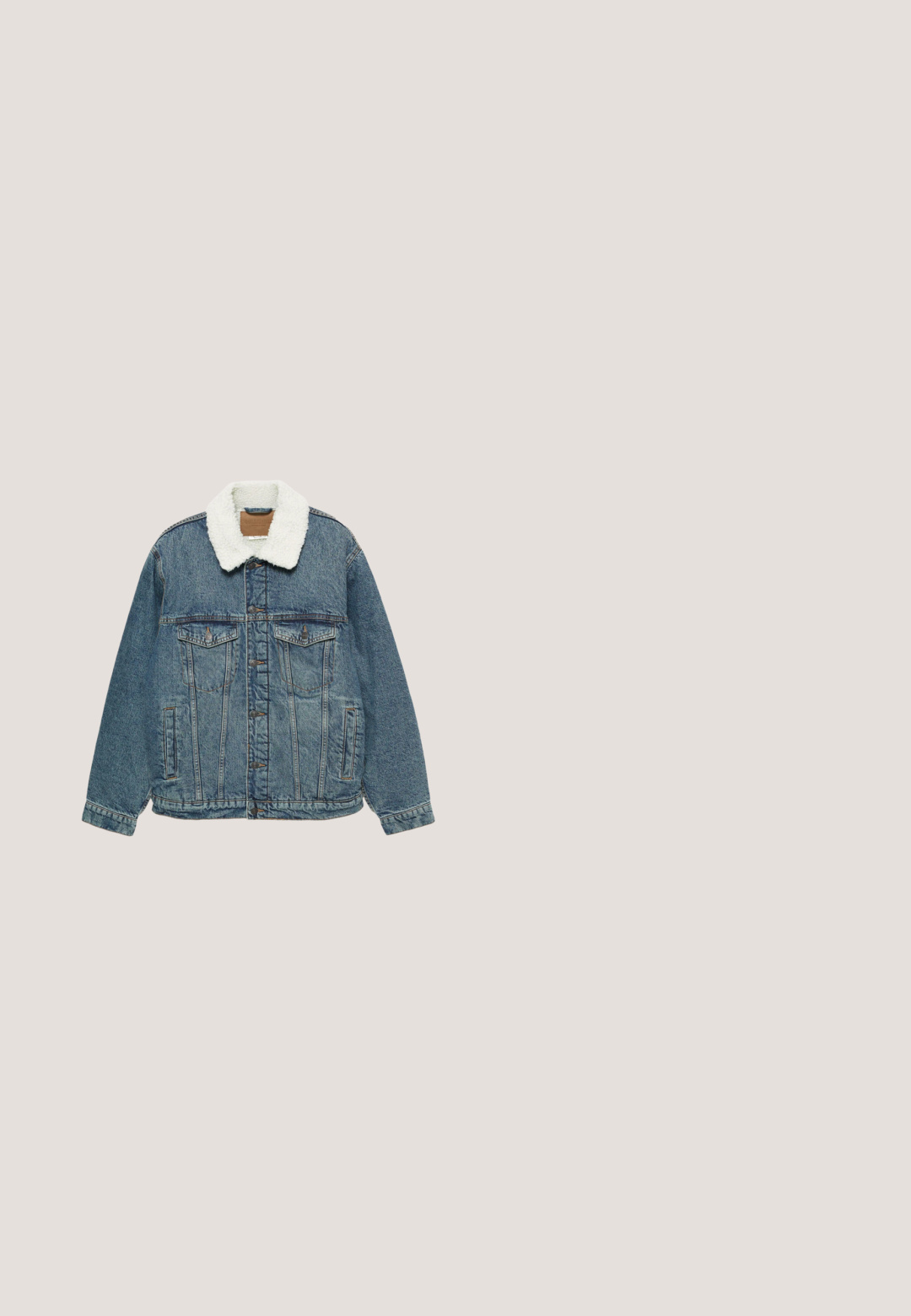 Jeansjacke mit Knopfleiste, zwei Brustklappen-Taschen, Seitentaschen und weiß gefüttertem Sherpa-Kragen vor weißem Hintergrund.; Hellblaues Sweatshirt mit Rundhalsausschnitt, langen Ärmeln und kleinem rundem Logo auf der linken Brust.; Weißes T-Shirt mit kurzen Ärmeln und einer kleinen Grafik von roten und gelben Rosen über dem Wort "Element" auf der linken Brust.; Hellblaue Jeans mit geradem Bein, Vordertaschen, Gürtelschlaufen, Knopfverschluss und sichtbaren Nahtdetails.; Braune Leder-Ankle-Boots mit Metallösen, weißem Kunstfellfutter, schwarzem gepolstertem Kragen, robustem Sohlenprofil und geprägtem Logo an der Seite.; Braune Leinencrossbody-Tasche mit schwarzen Akzenten, verstellbarem Gurt, zwei Reißverschlussfächern und gesticktem Logo auf der Vorderseite.