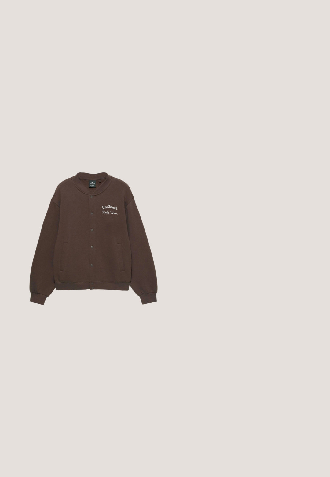 Brun sweatshirtjakke med rundet krave, trykknaplukning, sidelommer og hvid broderet tekst "Steelbrook State Uni." på forsiden.; Bordeauxfarvet langærmet polo skjorte med cremefarvet krave og manchetter, knaplukning foran og cirkulært "Prohibited Berlin" logo på venstre bryst.; Brune knælange shorts med elastisk talje og hvide lodrette striber på begge sider, lagt fladt på en hvid baggrund.; Brune ruskinds-ankelstøvler med brogue-detaljer, rund tå, metaløjer og en tekstureret gummisål, der har en lille hæl og en trækketag.; Solsbriller med skalpaddemønsteret stel og blåtonede, rektangulære linser, hvilende på en hvid overflade.; Mørkebrun læder duffel taske med dobbelte håndtag, justerbar skulderrem og et lille trekantet mærkelogo foran i midten.