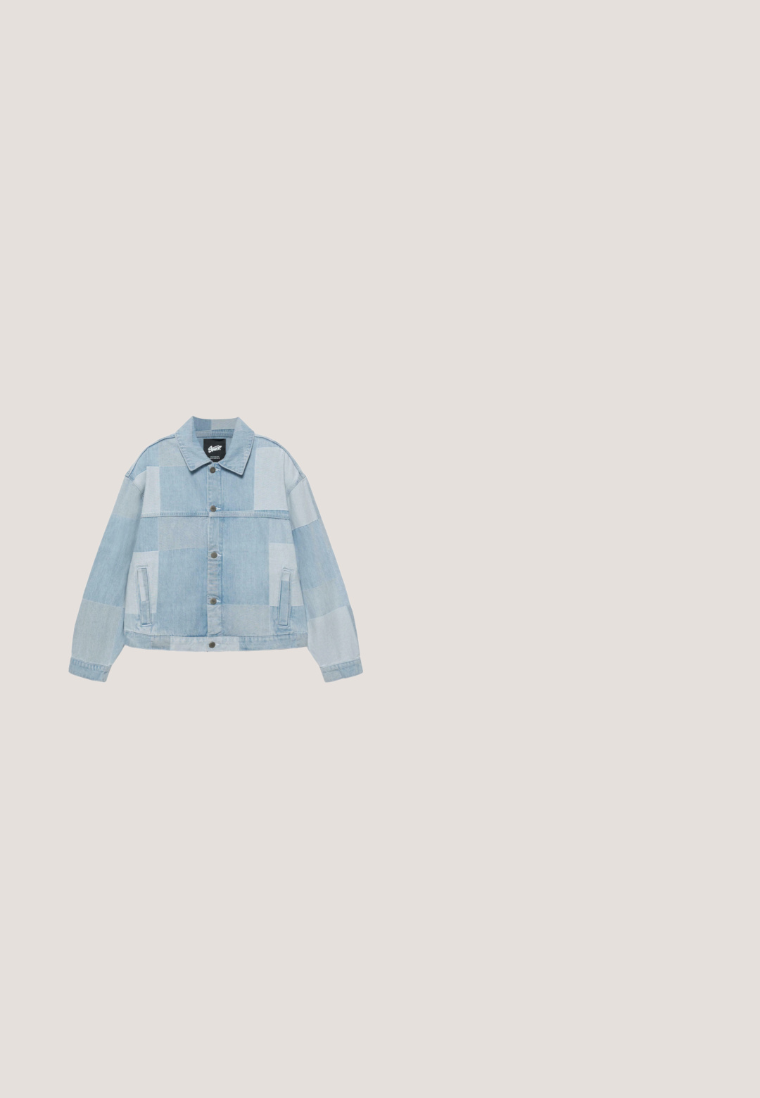 Lyseblå patchwork denimjakke med lange ærmer, knaplukning foran, to sidelommer og krave.; Langærmet navy blå polo shirt med beige krave og manchetter, udstyret med et rundt emblem med tekst på venstre bryst.; Lys blå denimbukser med elastisk talje, afslappet pasform og tapered ben, med enkel syning uden yderligere detaljer.; Hvide sneakers med grå detaljer, der har en tekstureret overdel, polstret sål og en ørnerelateret grafik sammen med "Ed Hardy" mærkning.; Tynde solbriller med guldramme, små ovale blåtonede linser og sorte stænger, vist mod en hvid baggrund.; Canvas-totepose med en vintage fodboldspiller, der holder en bold, ved siden af fed tekst, der lyder "LØB HÅRDT" i blå bogstaver.