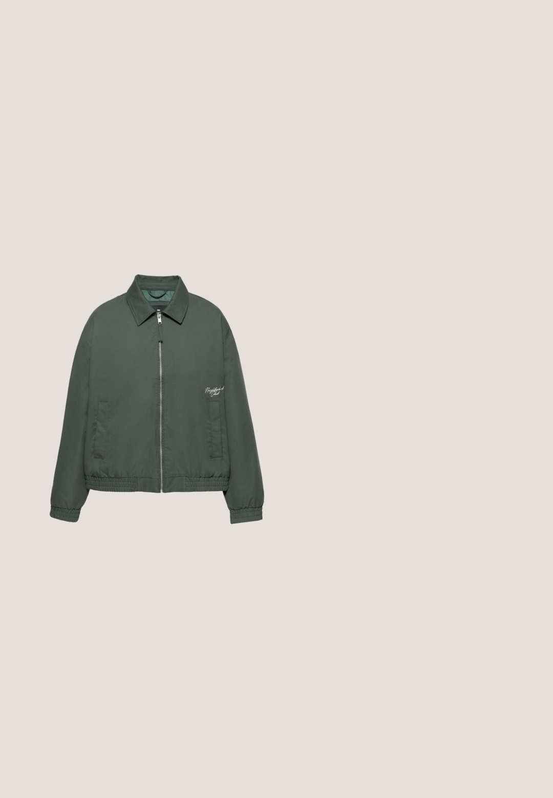 Donkergroene jas met rits, kraag, elastische manchetten en zoom, twee voorzakken en witte tekst op de linkerborst met de tekst "Neighborhood Club."; Groene zip-up hoodie van zacht materiaal, met een capuchon, zijzakken en ribgebreide manchetten en onderrand. Eenvoudig, effen kleurontwerp.; Wit T-shirt met korte mouwen en paars "Vertige Berlin"-tekst gedrukt in het midden van de borst.; Donkergroene sweatpants met losse pasvorm, elastische tailleband, zijzakken, klein wit "BLKVIS" logo op het rechter bovenbeen en verstelbare trekkoorden aan de pijpen.; Groene suède en stoffen sneaker met witte veters, rubberen zool en logodetail aan de zijkant. Bevat panelaccenten in een donkerder groen.; Donkergroene draagtas met beige handvatten en bodem, met een vislogo en de tekst "La Dolce Vita" op het voorvak.