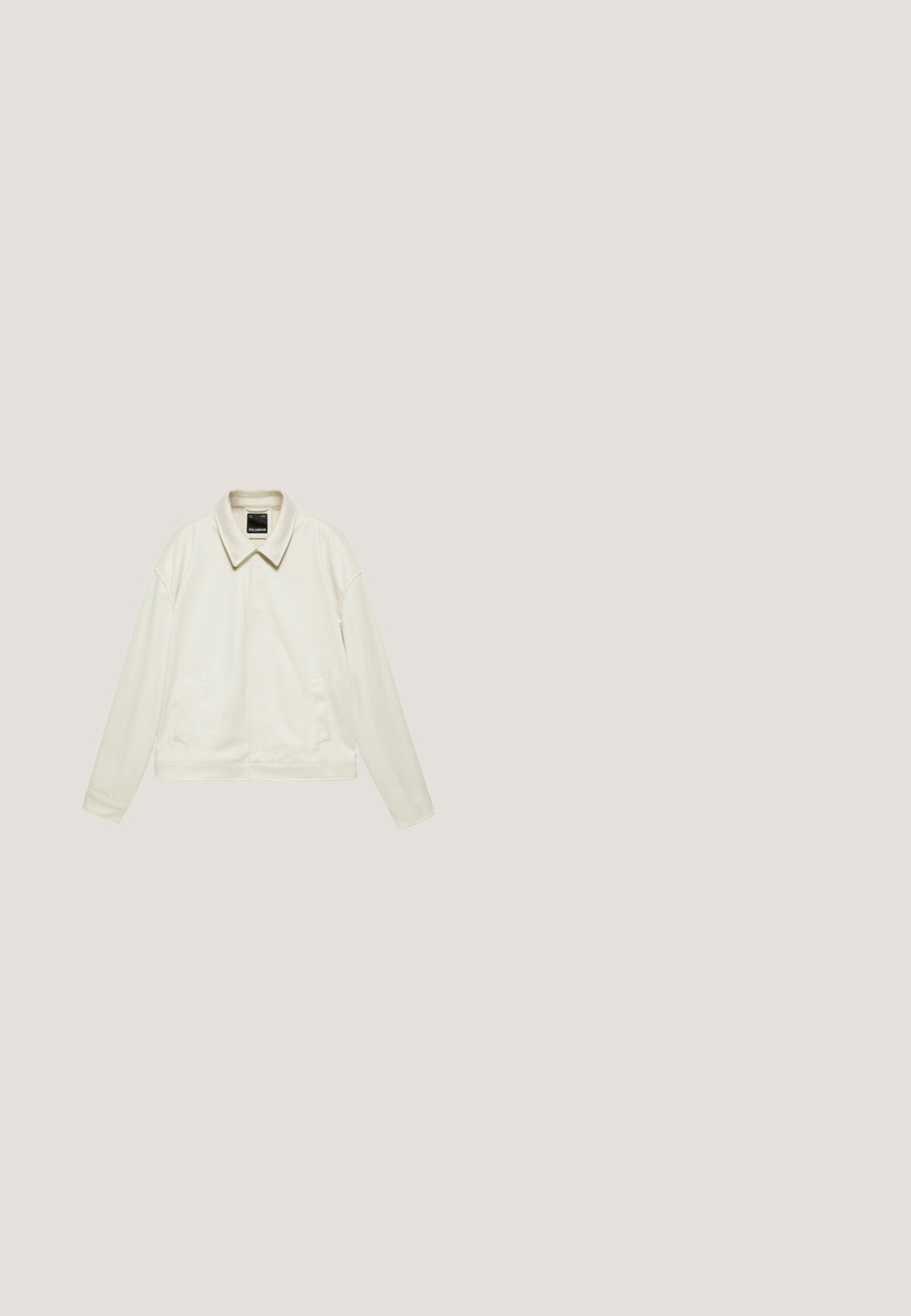 Gros plan d'un tissu texturé blanc cassé avec un col pointu et une couture verticale sur le côté gauche.; T-shirt blanc uni à manches courtes avec col rond et coupe décontractée, présenté sur fond blanc.; Gros plan de la taille d'un pantalon en tissu beige avec un cordon noué et des détails de couture visibles.; Baskets basses de couleur blanc cassé avec semelle épaisse, fermeture à lacets à l'avant, et patch de talon en daim beige, vues de profil.; Lunettes de soleil rectangulaires sans monture avec des verres dégradés ambre et des branches et un pont en métal doré fins sur fond blanc.; Banane compacte Guess avec sangle ajustable beige, poche avant zippée et tissu à motifs en gris foncé et beige.
