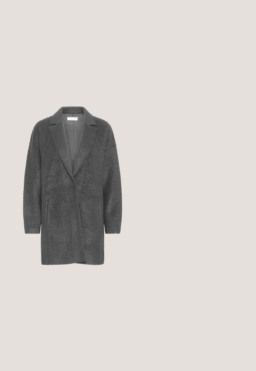 Abrigo gris de gran tamaño con un tejido suave y texturizado. Presenta un cuello con solapa, mangas largas y dos bolsillos frontales.; Suéter de lana gris con cuello redondo, mangas largas y puños y dobladillo acanalados. La textura parece suave y ligeramente texturada.; Pantalones de pierna ancha grises, fabricados en un tejido suave, con cinturilla elástica y bolsillos laterales. Textura suave con un ajuste casual y relajado.; Mocasines de cuero negro con acabado liso, punta redondeada, tira decorativa en la parte delantera y suela baja y plana.; Bata Bolso de mano - nero; Pendientes de botón con efecto de rayos de sol en tono dorado con pequeños colgantes de rayos de sol que cuelgan debajo de la base mayor con forma de sol.