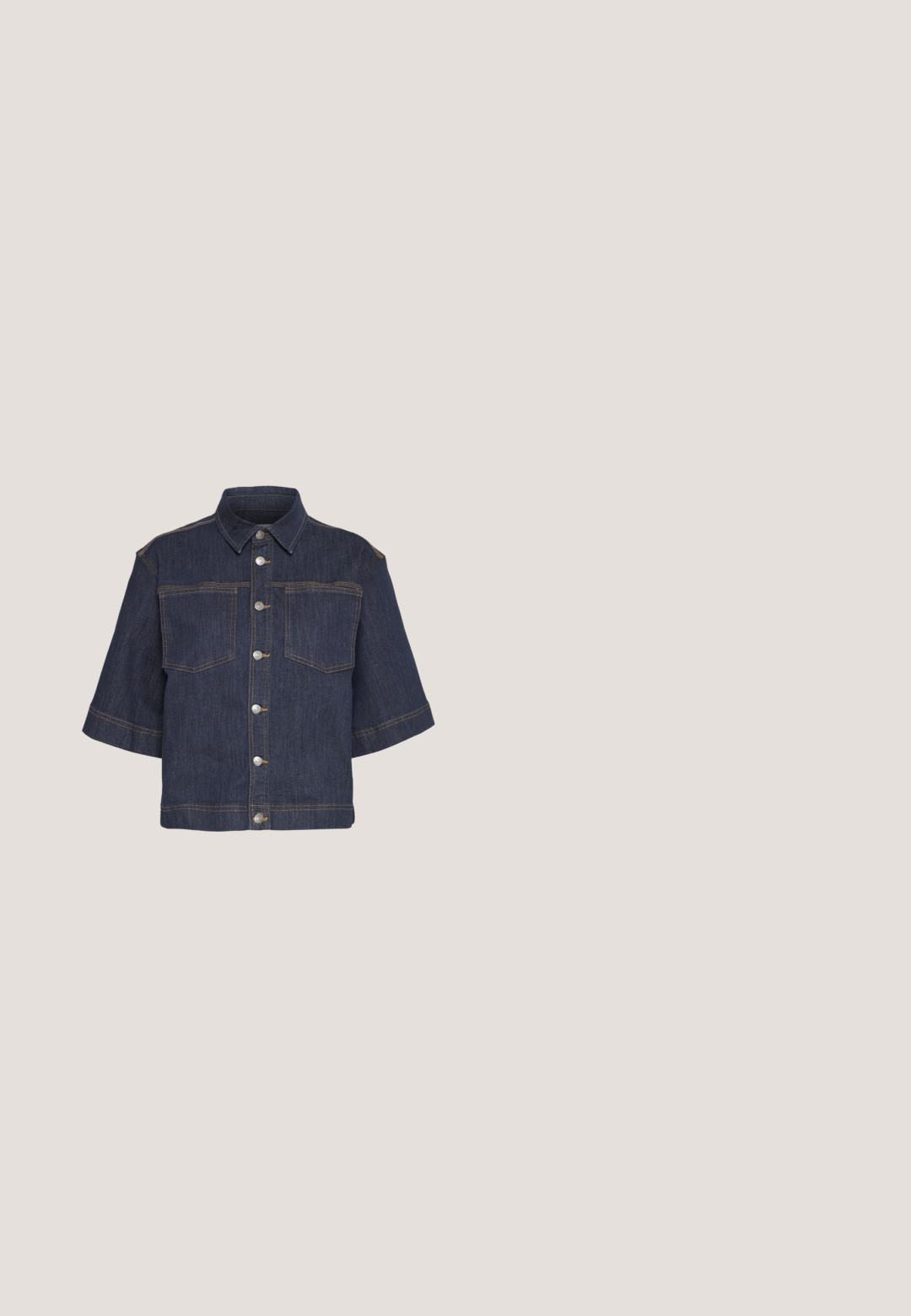 Kurzärmlige Jeansjacke in Dunkelblau mit kontrastierenden Nähten, Kragen und zwei Brusttaschen. Verfügt über silberne Knopfverschlüsse.; Langärmliges weißes Hemd mit horizontalen roten Streifen und rundem Ausschnitt, dargestellt auf weißem Hintergrund.; Gestuz SUMMER WIDE - Wide Leg - unwashed denim; Niedriger roter Sneaker mit hellrosa Logo und Fersenlasche, beigen Schnürsenkeln und brauner Gummisohle, seitlich auf weißem Hintergrund gezeigt.; Maroonfarbene Leder-Schultertasche mit verstellbarem Riemen, abgerundetem Boden und kleinem geprägtem Markennamen auf der Vorderseite.; Paar kleine, goldene, gedrehte Creolen mit polierter, abgerundeter, seilähnlicher Struktur und Scharnierverschluss.