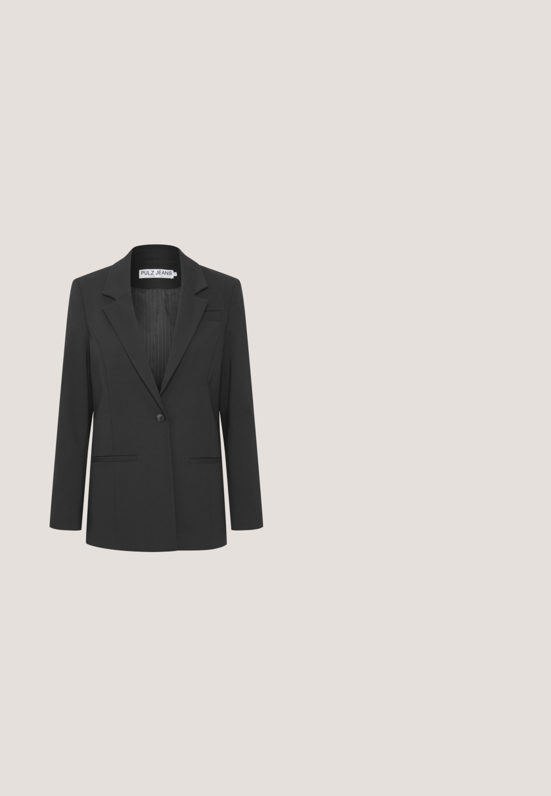 Blazer negro ajustado con solapa muesca, cierre de un solo botón, dos bolsillos frontales y un forro interno plisado. Textura de tejido suave.; Top de punto negro de manga corta con textura acanalada y cuello redondo. Presenta una silueta ajustada y sutiles detalles de costura.; Pantalones negros ajustados con un corte recto, tejido suave y un cierre de botón único con una abertura trasera para mayor comodidad y estilo.; Zapato slingback de cuero negro con puntera afilada, puntera de tono plateado, tacón bajo y diseño abierto en la parte trasera. Textura suave y minimalismo en los detalles.; Bolso negro de cuero con forma estructurada, asa superior y correa de hombro ajustable. Cuenta con un cierre frontal con herrajes en tono dorado.; Par de pendientes de botón con forma de corazón de oro brillante, de forma irregular y superficie lisa y reflectante.