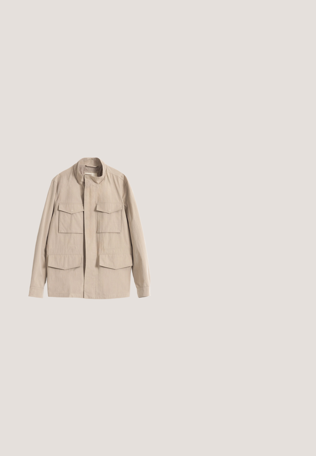 Chaqueta beige ligera con cuello alto, mangas largas y cuatro bolsillos delanteros con solapa, mostrada extendida sobre un fondo blanco.; Camisa blanca de manga larga hecha de lino, con cuello abotonado, botones en el frente y un ajuste relajado con puños rectos.; Selected Slim Tapered Linen Blend - Pantalones - vetiver; Botines de ante marrón con punta redondeada, cordones grises y suela de goma de color claro. Diseño sencillo con detalles de costuras.; Bolso mensajero de tela verde con detalles de cuero marrón, tapa frontal, correa ajustable y cierre con cremallera en la parte superior. Presenta herrajes dorados.; Cinturón trenzado de cuero marrón con una hebilla de plata. Presenta una textura tejida y un acento de cuero liso cerca de la hebilla.