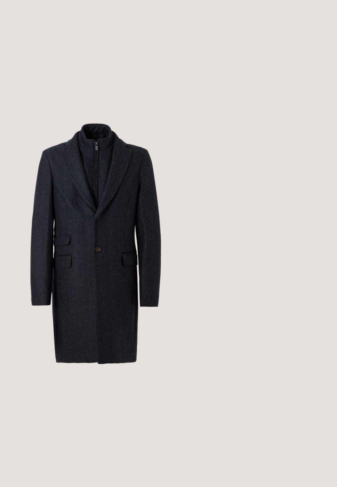Donkergrijze formele mannenoverjas met een ingebouwde ritssluiting binnenlaag, twee knopen aan de voorkant en klepzakken aan beide zijden.; Roomkleurige sweatshirt met lange mouwen, beige accenten op de schouders en een klein zwart vierkant logo op de borst in het midden.; Witte T-shirt met korte mouwen en ronde hals, met een klein rond logo dat een zwarte "W" toont op de linkerkant van de borst.; Zwarte rechte denim jeans met knoop- en ritssluiting aan de voorkant, voor- en achterzakken, weergegeven op een witte achtergrond.; Zwarte leren enkelboot met een ronde neus, een gladde textuur, een lage hak en een zijrits voor gemakkelijke aan- en uittrekking.; Zwarte Calvin Klein messenger bag met verstelbare schouderriem en klep aan de voorkant die met een gesp is vastgemaakt, afgebeeld tegen een effen achtergrond.
