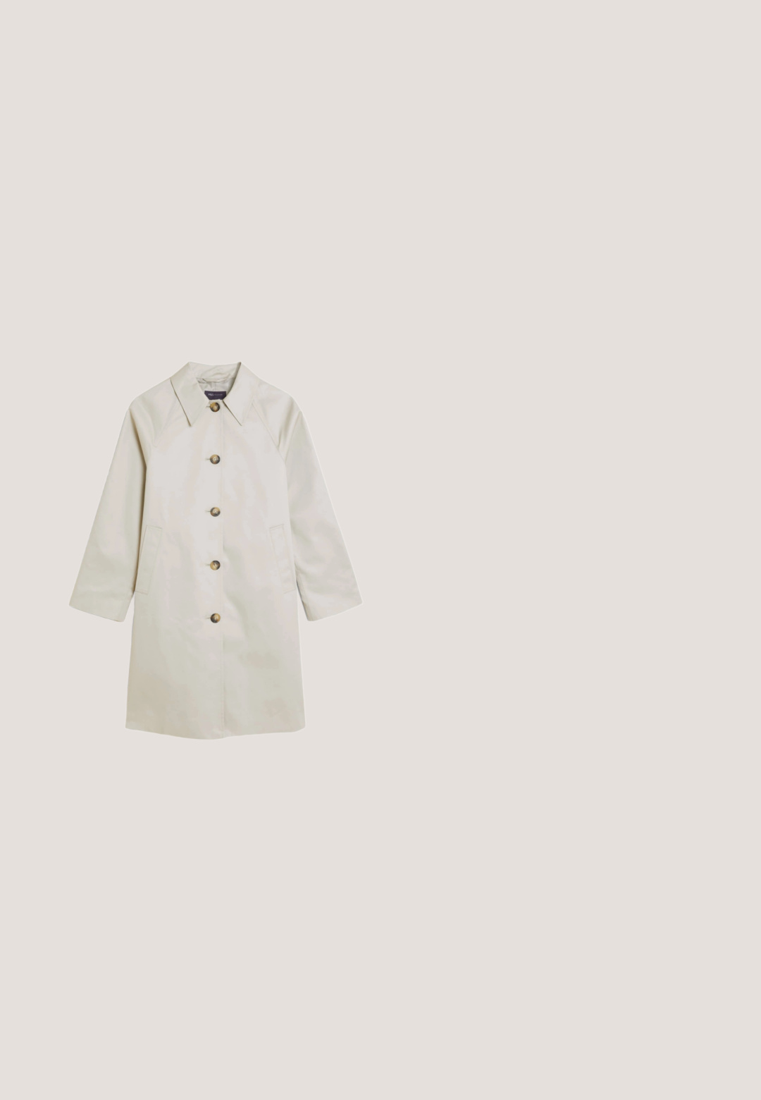 Manteau beige clair en matériau lisse, avec un col en V, une fermeture à boutons, des poches latérales et des manches raglan.; Haut sans manches noir à col roulé fabriqué en tissu côtelé, présentant un col haut et une silhouette ajustée. Pas de motifs ni d'accents.; Pantalons larges couleur olive en tissu lisse. Équipés d'une taille élastique avec cordon de serrage et de plis subtils.; Paire de bottines en cuir noir avec bouts pointus, talons compensés et fermetures éclair latérales sur un fond clair uni.; Sac à main en cuir noir de forme triangulaire, avec un rabat incliné et une poignée supérieure arrondie. Il présente une texture lisse et des détails de design minimalistes.; Boucles d'oreilles en or avec une finition lisse et polie. Doté d'une forme en demi-cercle et d'une fermeture à tige sécurisée.