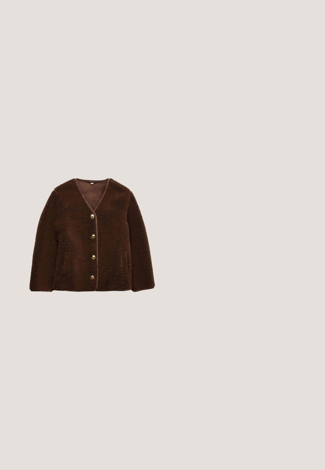 Bruine fleece jas met een V-hals, vijf gouden knoopsluitingen en twee voorzakken; gestructureerd materiaal en contrasterende afwerking langs de randen.; Bruine gebreide sweater gemaakt van dik, pluizig materiaal met een hoge kraag en een label met de tekst "NEXT." Heeft een gestructureerd patroon en een zachte afwerking.; Bruine jeans met rechte pijpen, voorzien van een voorste knoop- en ritsluiting, en een ontwerp met vijf zakken op een witte achtergrond.; Bruine enkelboots met een glad leren bovenwerk, ronde neus, vetersluiting en een getextureerde rubberen zool met een robuust profiel.; Rechthoekige schildpadzonnebril met donkerbruine glazen en slanke pootjes, afgebeeld tegen een witte achtergrond.; Donkerbruine leren tote bag met twee schouderriemen en klein gouden MNFLD-logo aan de voorkant in het midden.