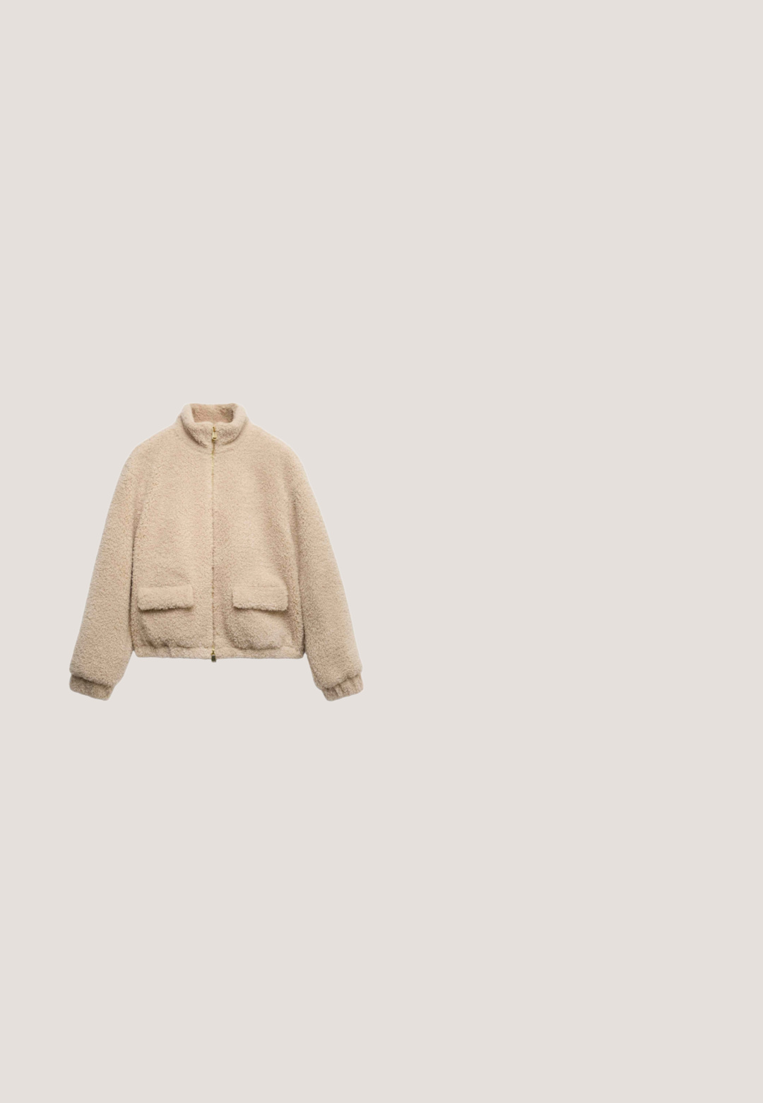 Beige kurze Jacke aus flauschigem Stoff, mit hohem Kragen, durchgehendem Reißverschluss und zwei aufgesetzten Taschen vorne.; Cremefarbener Pullover mit langen Ärmeln und Rundhalsausschnitt in lockerer Passform, auf einem weißen Hintergrund präsentiert.; Helles, cremefarbiges Hosenmodell mit weitem Bein, strukturiertem Stoff, elastischem Bund und Seitentaschen. Schlichtes Design, geeignet für die Freizeit.; Weißer Hausschuh mit einem weichen Kunstfellband, Filzoberteil, gepolsterter Sohle und einer strukturierten Gummisohle für rutschfesten Halt. Einfaches, rundes Design.; Weiße Schultertasche aus Kunstfell mit klarer Form, silbernen Beschlägen und Reißverschlussverschluss. Verfügt über einen verstellbaren Lederriemen und ein Logo-Detail.; sweet deluxe BEE AND PEARL - Halskette - gold-coloured