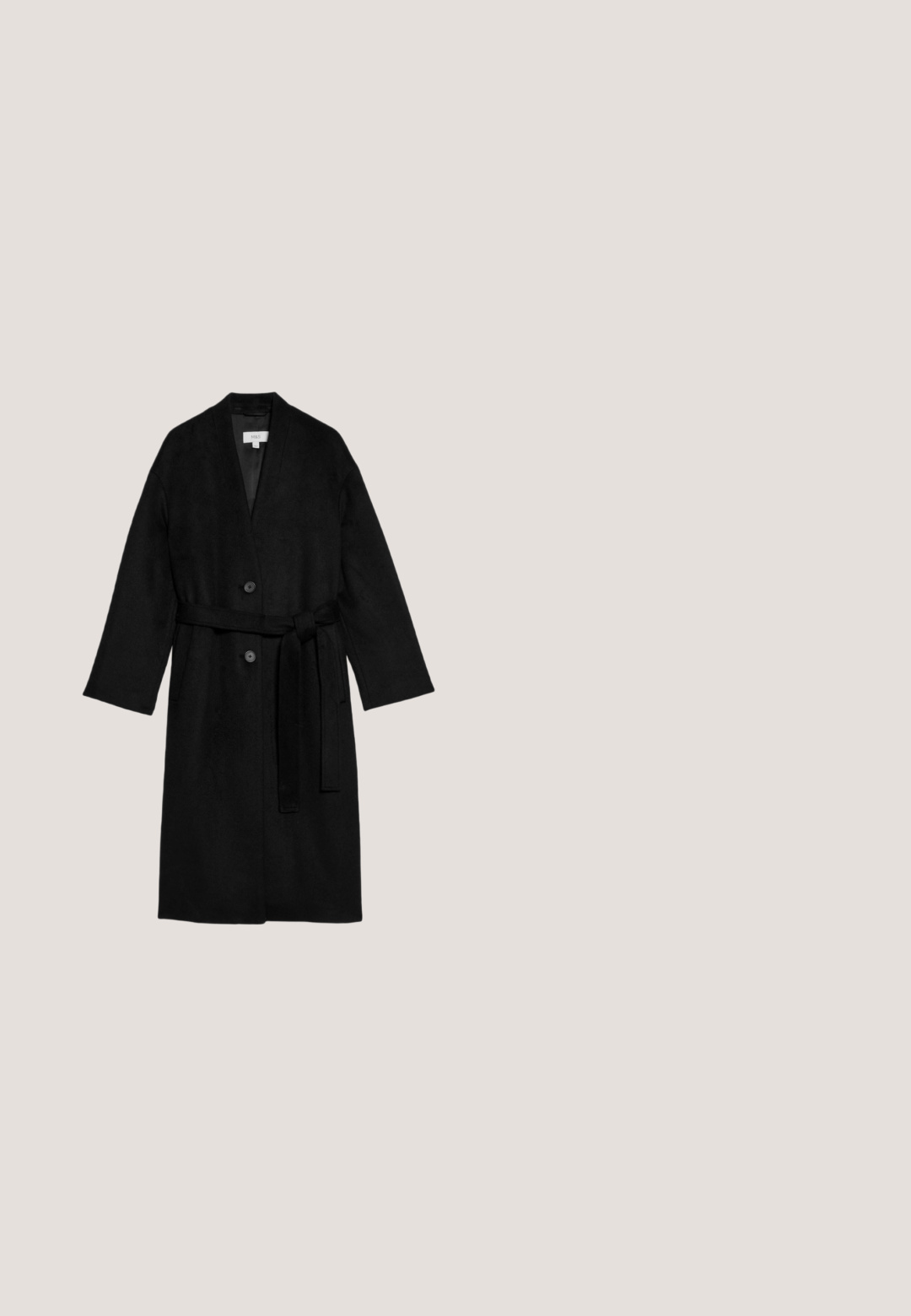 Manteau enveloppant en mélange de laine noir avec un col châle, des manches longues, une taille cintrée et deux poches avant. Design minimaliste avec fermeture à bouton.; Robe pull noire à côtes avec un col rond et des manches longues, présentant des lignes verticales et un bas évasé. Texture douce, longueur mi-mollet.; Bottine noire montante en simili cuir avec un bout pointu, texture lisse et un talon large. Design minimaliste sans accents visibles.; Lunettes de soleil ovales noires avec des verres dégradés, bras en métal avec des accents dorés et une monture en plastique brillant. Texture lisse avec des bords arrondis.; Sac à main en cuir noir de forme trapèze avec bandoulière réglable et fermoir doré en forme de V sur le rabat avant.; Charm doré présentant la silhouette d'un chat noir avec une texture brillante, des détails en relief et une boucle d'attache en haut.