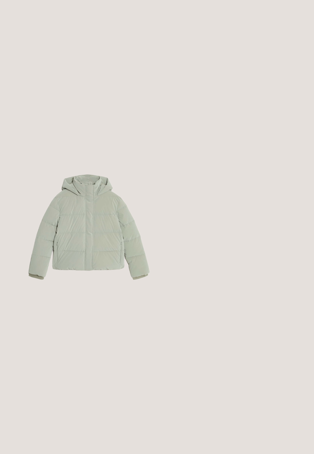 Lichtgrijze pufferjack met een capuchon, voorzien van een doorgestikt ontwerp, met ritssluiting zijzakken en elastische boorden voor een snug fit.; Lichtgrijze hoodie van zacht stof, met een trekkoord in de capuchon, een relaxte pasvorm, brede mouwen en een ribbelboord.; Witte gecropte t-shirt van katoen, met een ronde halslijn en korte mouwen. Eenvoudig ontwerp zonder patronen of accenten.; Lichtgrijze sweatpants met een elastische tailleband, recht gesneden design en een klein wit logo op de linker dij. Zachte, textuurrijke stof.; Zilveren sportschoen met bovenwerk van gaas en synthetisch materiaal, reflecterende accenten, dikke, gestructureerde zool en vetersluiting.; Grijze zachte draagtas met twee korte handvatten, met een voorlogo-accent en een gladde, matte textuur. Gestructureerd ontwerp met een vlakke bodem.