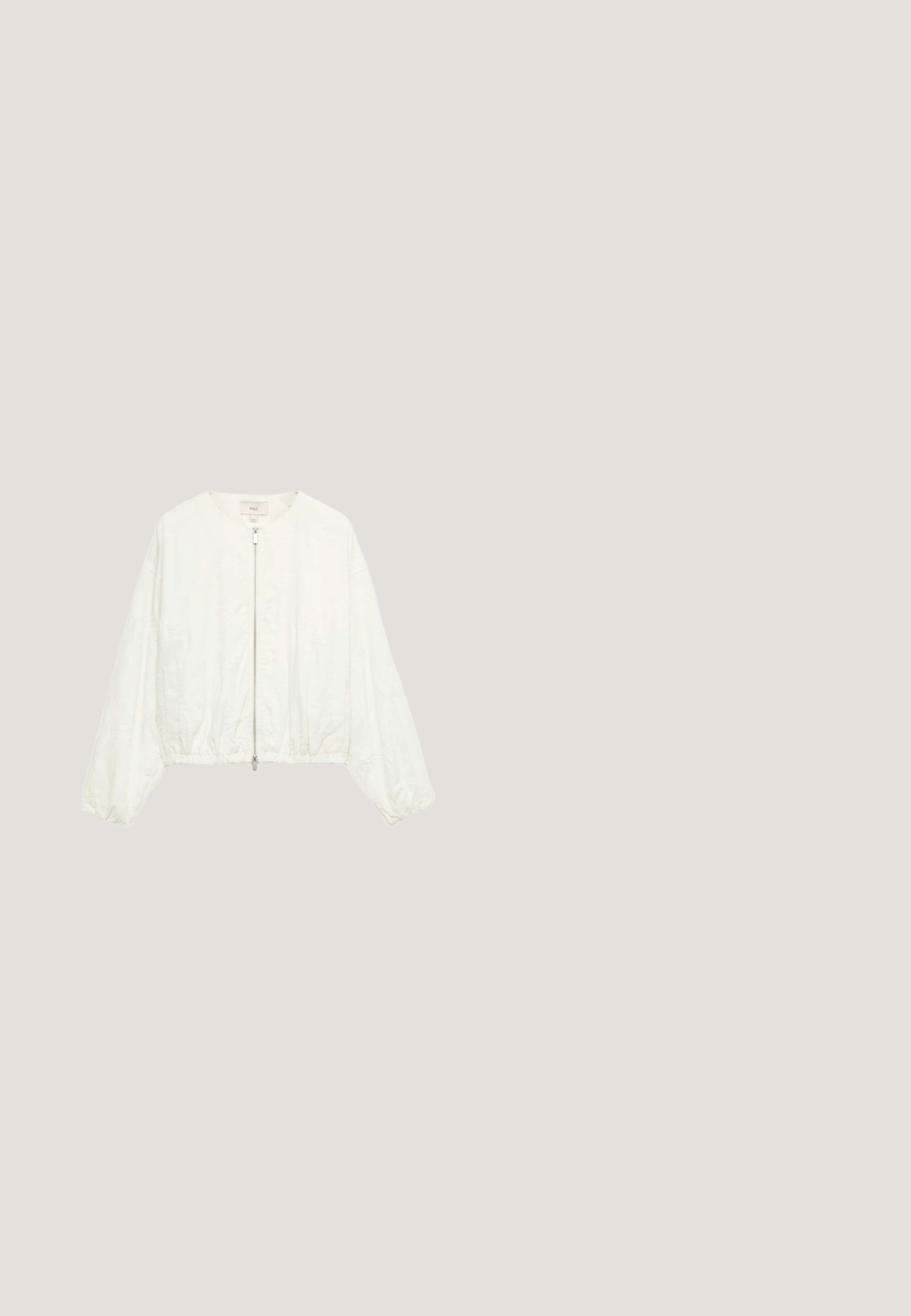 Veste blanche à manches longues avec fermeture éclair intégrale à l'avant, col rond, ourlet et poignets élastiques, motif texturé subtil et étiquette M&S à l'intérieur du col.; Jumpsuit crème avec un décolleté en V profond, des boutons sur le devant, un design à jambes larges et une ceinture assortie pour une silhouette cintrée.; Sandale compensée en cuir beige avec bords festonnés, œillets métalliques, bride cheville et semelle plateforme en bois.; Lunettes de soleil rondes à monture écaille de tortue avec verres brun dégradé et branches fines posées sur une surface blanche.; IZIA Sac à main - offwhite; Bracelet chaîne en or avec trois charms détaillés en forme de fleur et un fermoir mousqueton avec maillons réglables.