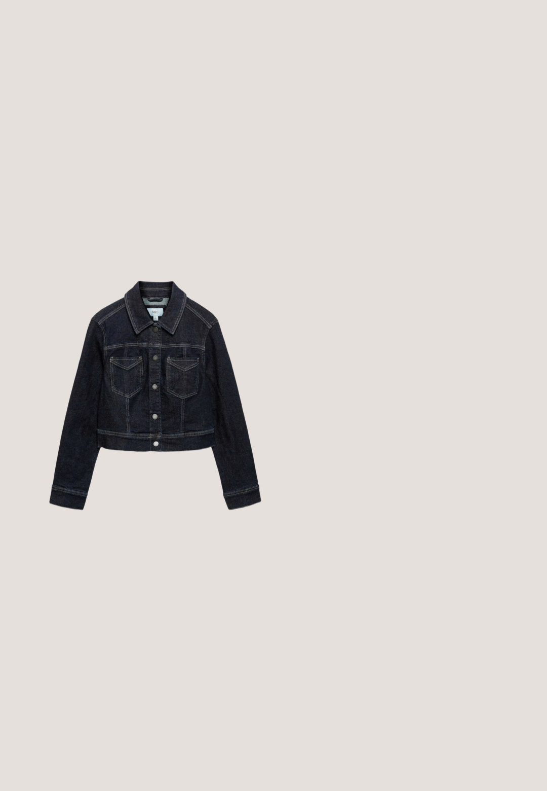 Dunkelblaue kurze Jeansjacke mit langen Ärmeln, Knopfleiste vorne, zwei Brusttaschen und klassischem Kragen.; Weißes Langarmshirt mit navyblauen horizontalen Streifen. Verfügt über einen weiten Bootsausschnitt und weichen Baumwollstoff. Einfaches Design mit gerippten Bündchen.; Gestuz SUMMER WIDE - Wide Leg - unwashed denim; Rote Wildleder-Sneaker mit weißen Akzenten, runder Zehenpartie, flacher Sohle und strukturierten Details an den Seiten. Mit flachen Schnürsenkeln und Logo.; Rote Leder-Umhängetasche mit geschwungenem Überschlag, genähten Kanten, dünnem Riemen und kleinem goldenem CK-Logo auf der vorderen Mitte.; Silberne Armbanduhr mit einem zarten Kettendesign und rechteckigen Gliedern sowie einem Karabinerhakenverschluss. Enthält einen kleinen Muschel-Anhänger als Akzent.