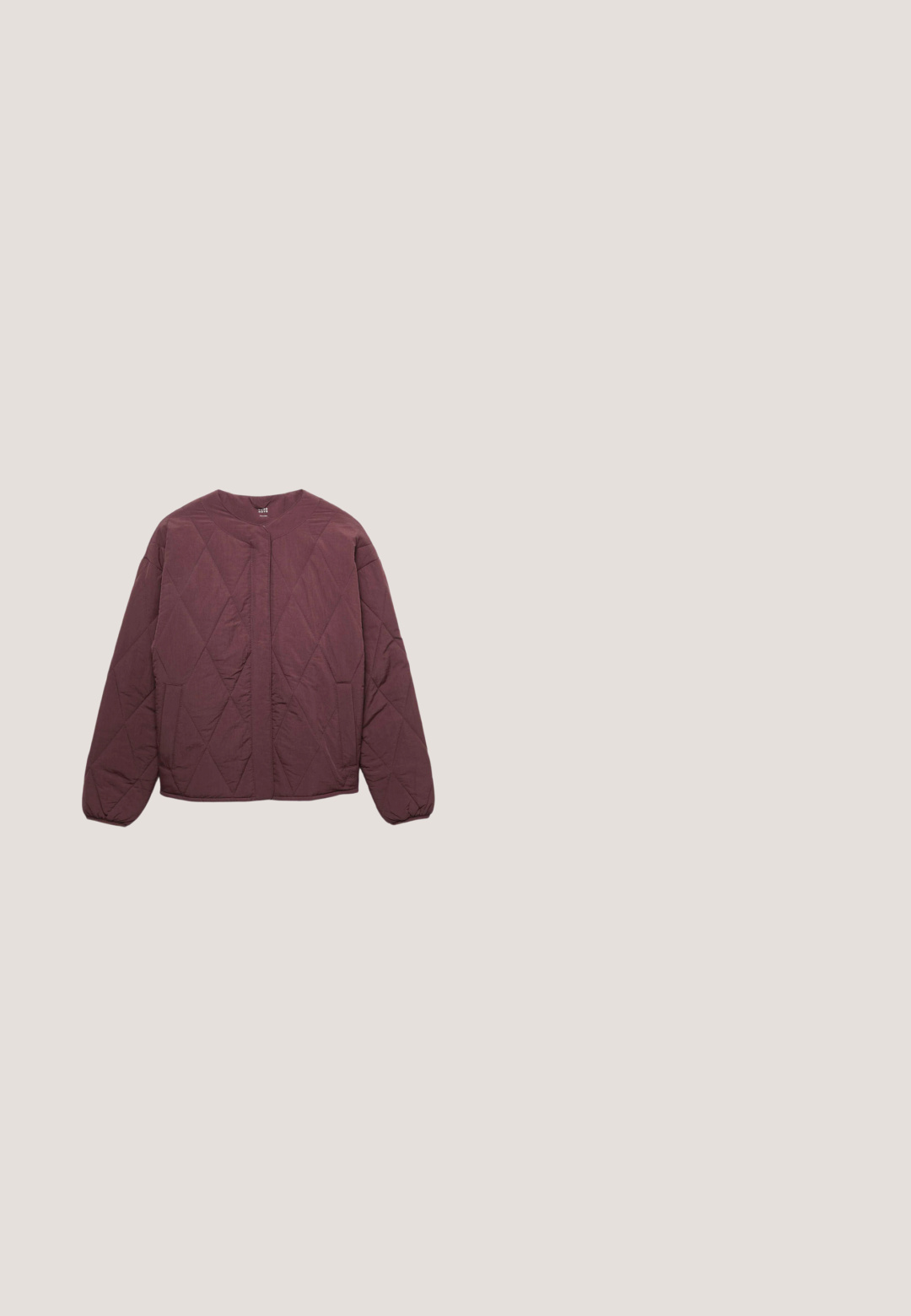 Veste matelassée à manches longues en bordeaux atténué avec coutures en losange, poches frontales et encolure sans col, présentée à plat.; Sweat-shirt bordeaux à manches longues avec un motif de fleur de tulipe verte et rose au centre avant.; T-shirt court rouge bordeaux à manches courtes, présentant un motif tricoté blanc et rouge de drone, flocons de neige, arbres et cœurs. Matière en coton doux.; Leggings bourgogne taille haute, pleine longueur, avec poches latérales et coutures visibles le long des jambes, posées à plat sur un fond blanc.; Baskets d'athlétisme bourgogne avec un dessus en maille texturée, une semelle intermédiaire brillante et des détails de logo distinctifs sur le côté et à l'arrière.; Sac à épaule en forme de croissant de lune violet foncé avec une bandoulière rembourrée et une petite plaque métallique de marque à l'avant, avec des tirettes de fermeture éclair orange.
