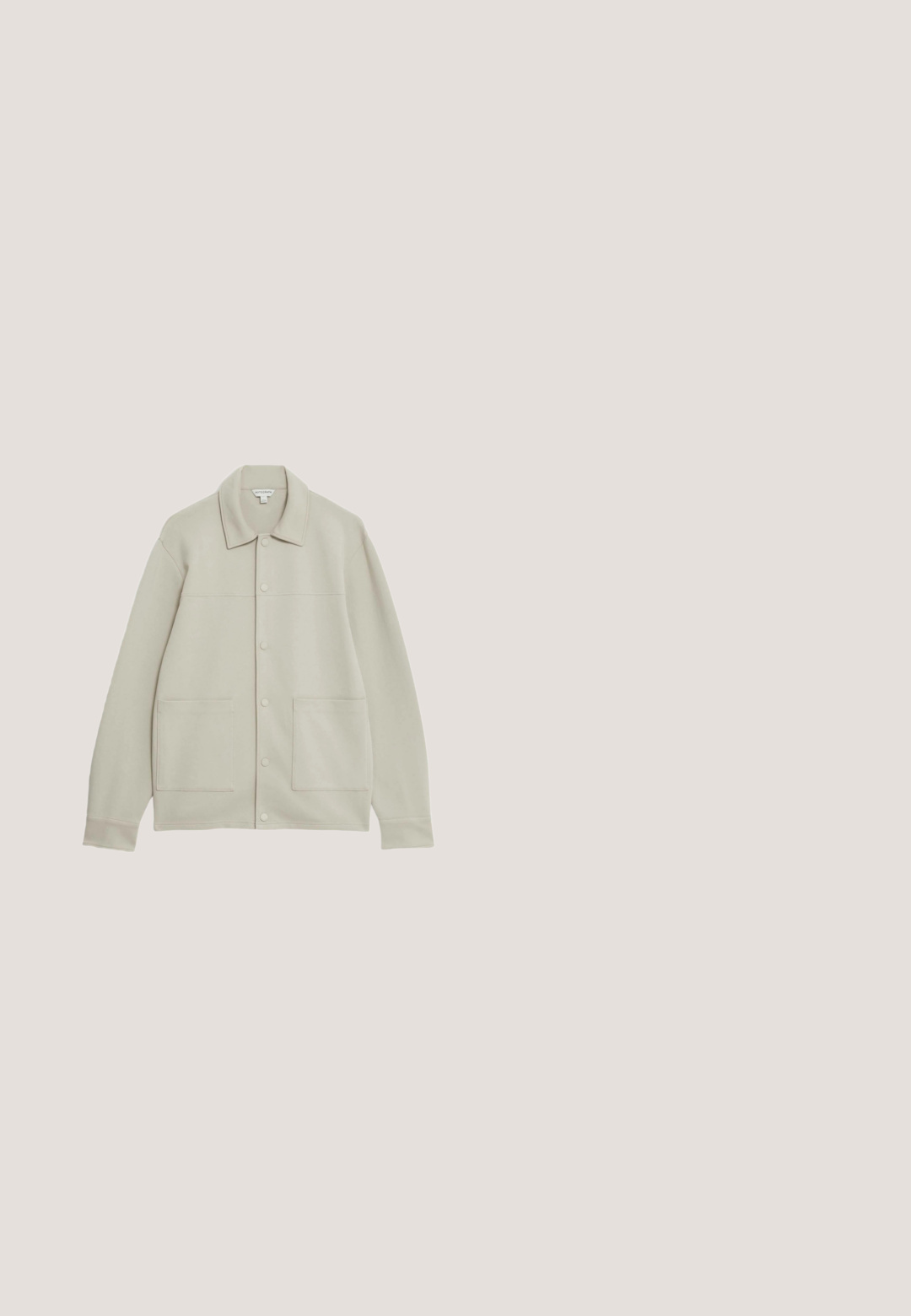 Lichtbeige knoopjack gemaakt van zachte stof, met een kraag, twee voortassen en een eenvoudig, strak ontwerp.; Beige en donkergroene gestreepte polo met lange mouwen, drie knopen en geribde boorden en zoom.; Lichtblauwe flared jeans van denim. Bevat vijf zakken, een knoopsluiting en contrasterende stiksels langs de naden.; Donkerbruine leren bootsschoen met veters, een geribbelde zool en mocassinstijl stiksel langs de neus op een witte achtergrond.; Zwarte ovale zonnebril met donkergroene glazen en kleine zilveren stervormige details op de randen van het montuur.; Kleine zwarte rechthoekige crossbodytas met ritsvak aan de voorkant en verstelbare schouderriem op een witte achtergrond.