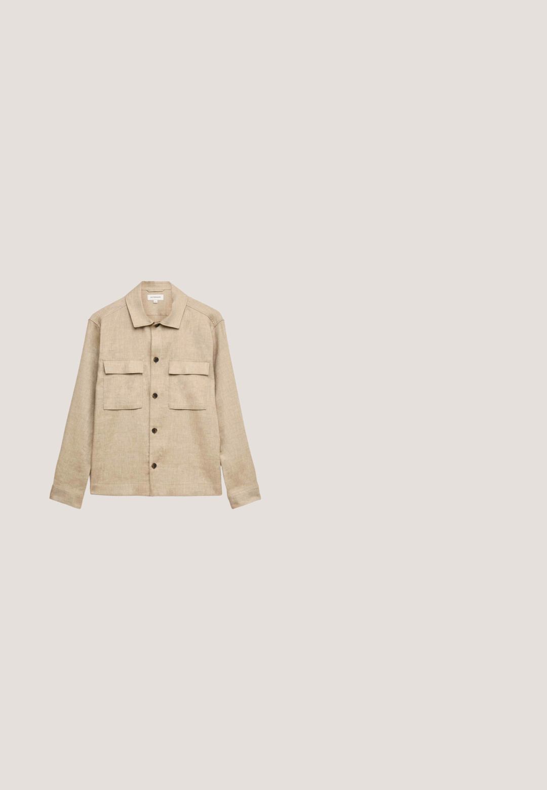 Chaqueta de camisa beige de manga larga con cuello, cuatro botones oscuros en la parte delantera y dos bolsillos con solapa en el pecho.; Camisa de botones de manga corta en color beige, hecha de algodón, con un bolsillo frontal y un pequeño parche con logo en el lado izquierdo.; Pantalones cargo color caqui con cintura ajustable, ajuste tapered y bolsillos laterales; fabricados con una tela ligera y texturizada.; Botín de ante marrón con punta redondeada, ajustado con cordones. Cuenta con una etiqueta de marca y una suela plana de goma con detalles sutiles de costura.; Bolsa mensajera de cuero marrón oscuro con hebilla frontal y correa de hombro ajustable, logo de Polo Ralph Lauren en el panel frontal inferior.; Cinturón trenzado de cuero marrón con hebilla de latón y punta de cuero, enrollado sobre un fondo blanco.