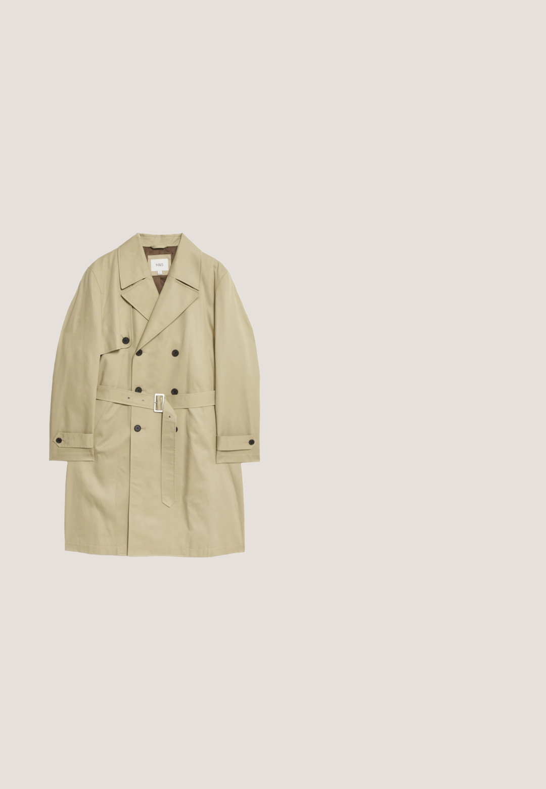 Marks & Spencer Trenchcoat - light beige; Grå sweatshirt med rund halsudskæring, lange ærmer og ribbede manchetter og bund. Lavet af blødt materiale, har en afslappet pasform uden mønstre eller detaljer.; Lysegrå bukser med en brun knap, bæltestropper og en synlig detalje på frontlommen på en ensfarvet baggrund.; Sorte læder Chelsea støvle med elastiske sidepaneler, en rund tå og en lav hæl. Glat tekstur med et minimalistisk design.; Kremfarvet stor skuldertaske med to skulderremme og teksten "NN. 07" trykt i sort midt foran.; Sort læderbælte med sølv rektangulært metalspænde, flere justeringshuller og løkke, rullet sammen på hvid baggrund.