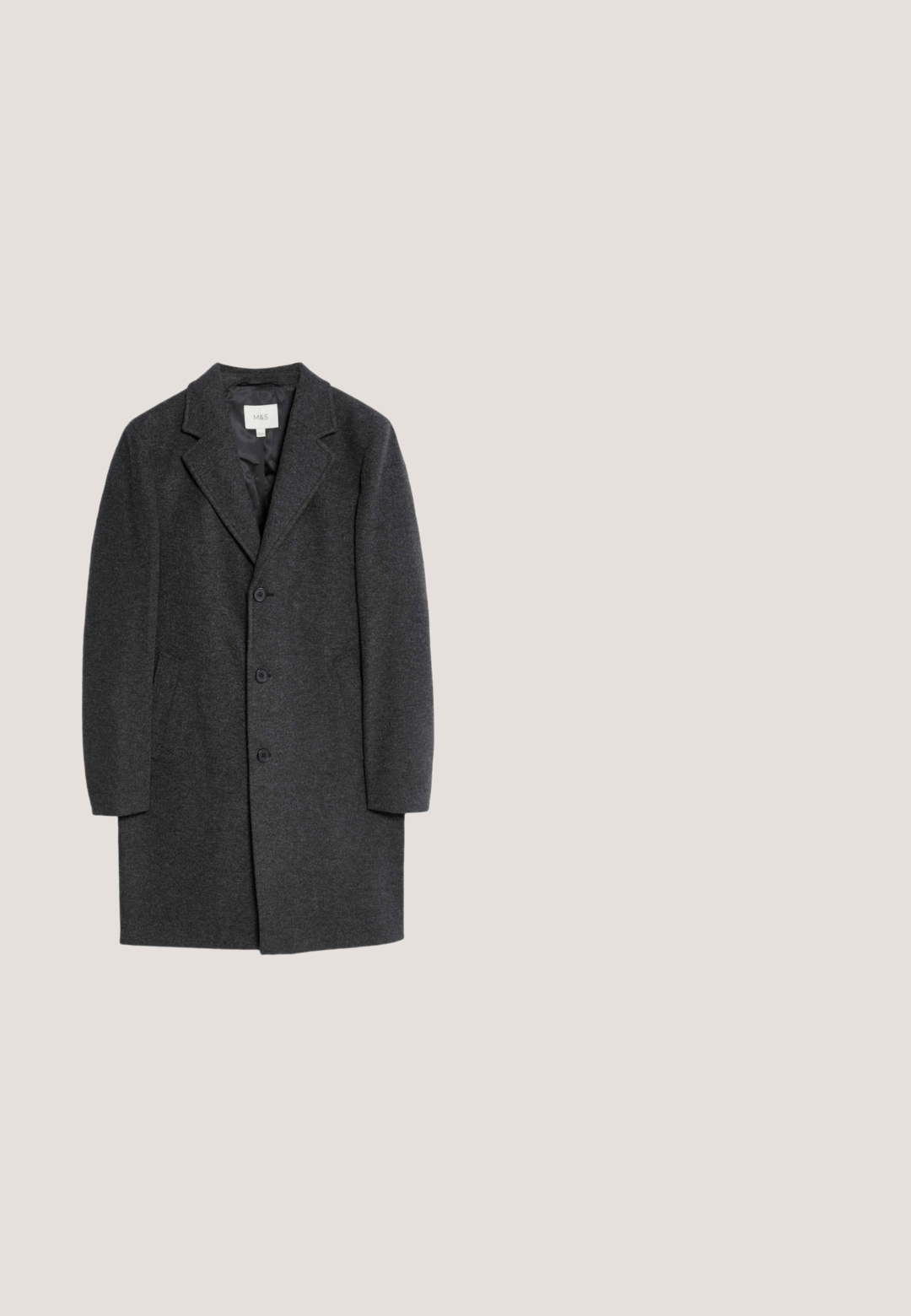 Mørkegrå uldfrakke med klapkrave, treknaps lukning og sidelommer. Glat tekstur og skræddersyet pasform.; Grå turtleneck sweater lavet af blødt strikstof, der har lange ærmer, en ribbet krave og en afslappet pasform. Ingen mønstre eller udsmykninger.; Grå, ærmeløs sweater lavet af blødt uld. Har en rund hals og ribbet kant for en tekstureret finish. Enkel, minimalistisk design.; Lys grå sweatpants med elastisk talje og sidelommer, lige ben, lavet af blødt stof.; Sorte hjemmesko med en blød ruskindsstruktur, en strikket grå manchet og et rundet tådesign. Har en holdbar, tekstureret sort sål.; Sort duffel taske med to håndtag, en forreste lynlåslomme og en justerbar skulderrem på hvid baggrund.