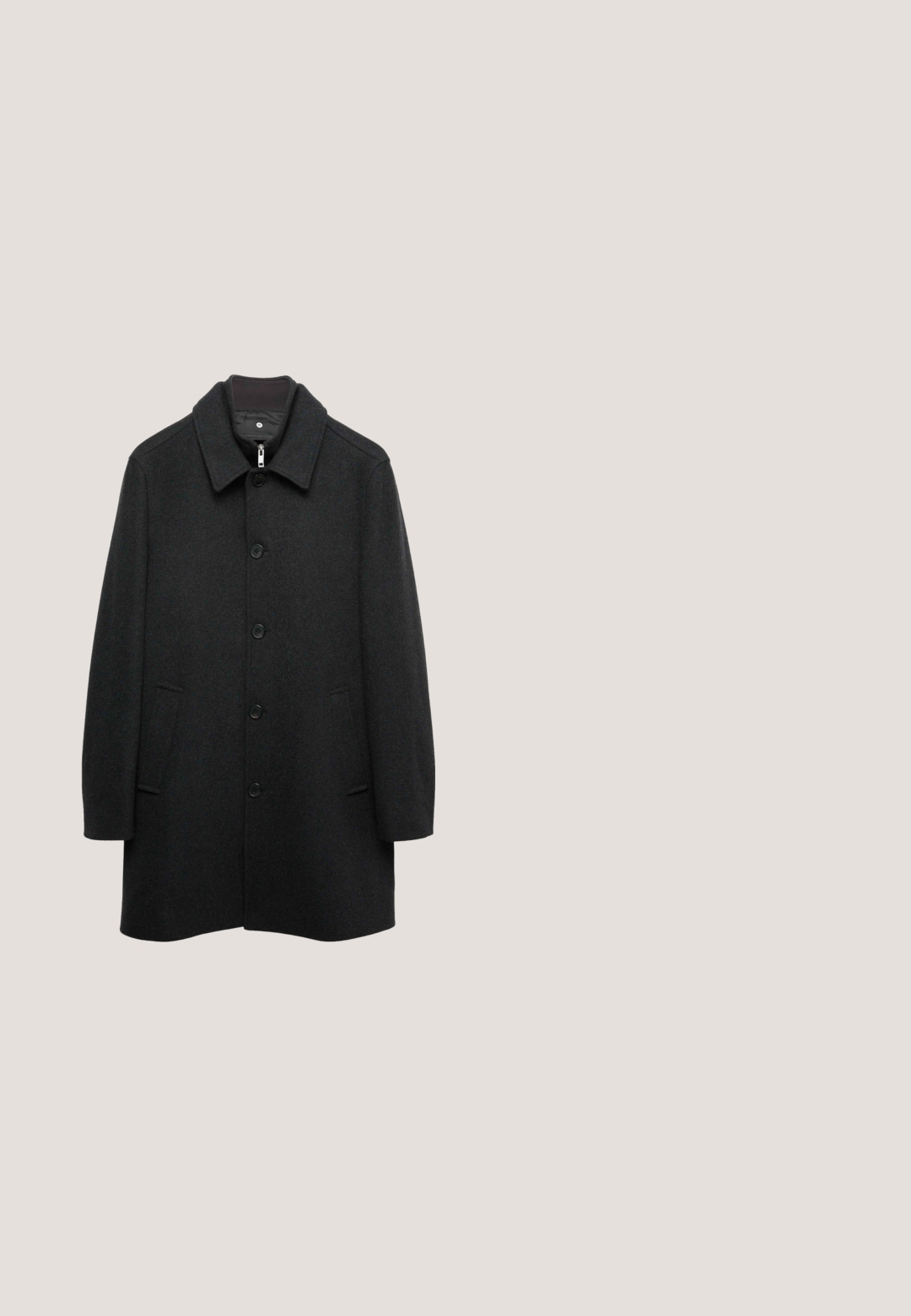 Abrigo de lana negro con cuello, cierre frontal de seis botones, bolsillos laterales y corte recto. Textura suave en toda la prenda.; Jersey de punto negro con mangas largas y una cremallera frontal corta en el cuello alto, mostrado sobre un fondo blanco.; Camiseta negra de manga corta con cuello redondo, hecha de tela lisa, mostrada plana sobre fondo blanco.; Pantalones de pierna ancha negros de tejido suave que cuentan con cremallera, cierre de botón y bolsillos frontales. Detalle de pliegue notable a lo largo de cada pierna.; Botín Chelsea de cuero negro con paneles laterales elásticos, textura suave, punta redondeada y tacón bajo apilado. Asa en la parte trasera para ponerlo y quitarlo fácilmente.; Neceser rectangular negro de piel con bolsillo frontal con cremallera y asa lateral sobre fondo blanco.