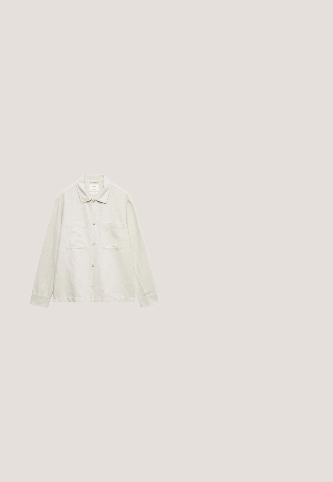 Chemise-veste beige clair à manches longues avec col, fermeture à boutons et deux poches poitrine, présentée sur un fond blanc uni.; T-shirt à manches courtes rayé avec des rayures horizontales bleu marine et blanches, décolleté rond, coupe décontractée et matière en coton douce.; Short beige longueur genou avec taille élastique, passants pour ceinture, bouton sur le devant et fermeture éclair, fabriqué en tissu léger.; Baskets en toile blanches avec une semelle en caoutchouc, design à lacets et une petite étiquette logo sur le côté. Tige blanche texturée et semelle extérieure marron.; Lunettes de soleil en écaille de tortue marron avec des montures arrondies, des verres verts et des branches à motifs. Présente le logo de la marque sur une branche.; Sac tote en coton beige avec deux poignées robustes. Présente un texte imprimé en noir : "Les Deux International Community & Sporting Goods."