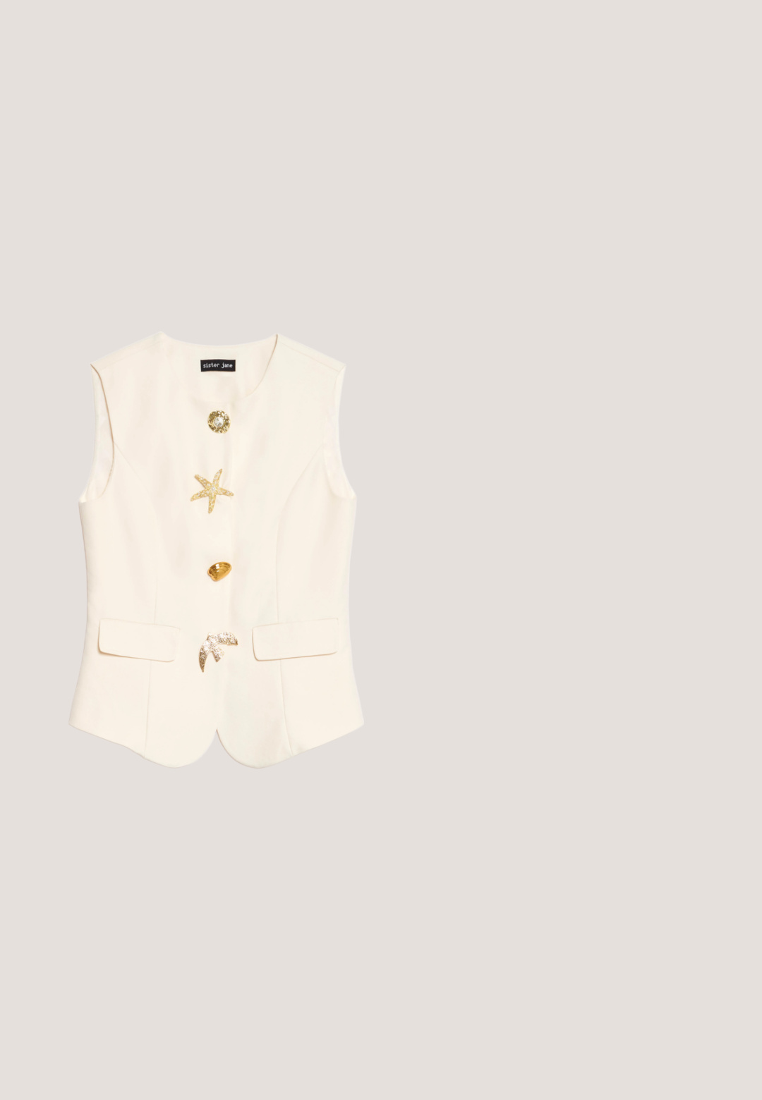 Gilet crème sans manches avec des boutons décoratifs dorés en forme d'étoile de mer, coquillage et feuille, avec deux poches avant à rabat.; Blouse blanche transparente avec broderie florale, boutonnage sur le devant, manches larges trois-quarts, et ourlet et poignets festonnés.; Pantalon blanc à jambes larges avec taille élastique, présentant une texture subtile à pois et une bordure duveteuse aux ourlets.; Talons slingback nude pointus avec dessus transparent décoré de perles blanches et de petites perles argentées.; Sac à main blanc décoré de fleurs translucides en 3D et d'une anse circulaire dorée, présenté sur fond blanc.; Nœud en tissu blanc avec un centre rosette noir décoré de petites perles argentées sur un fond blanc uni.