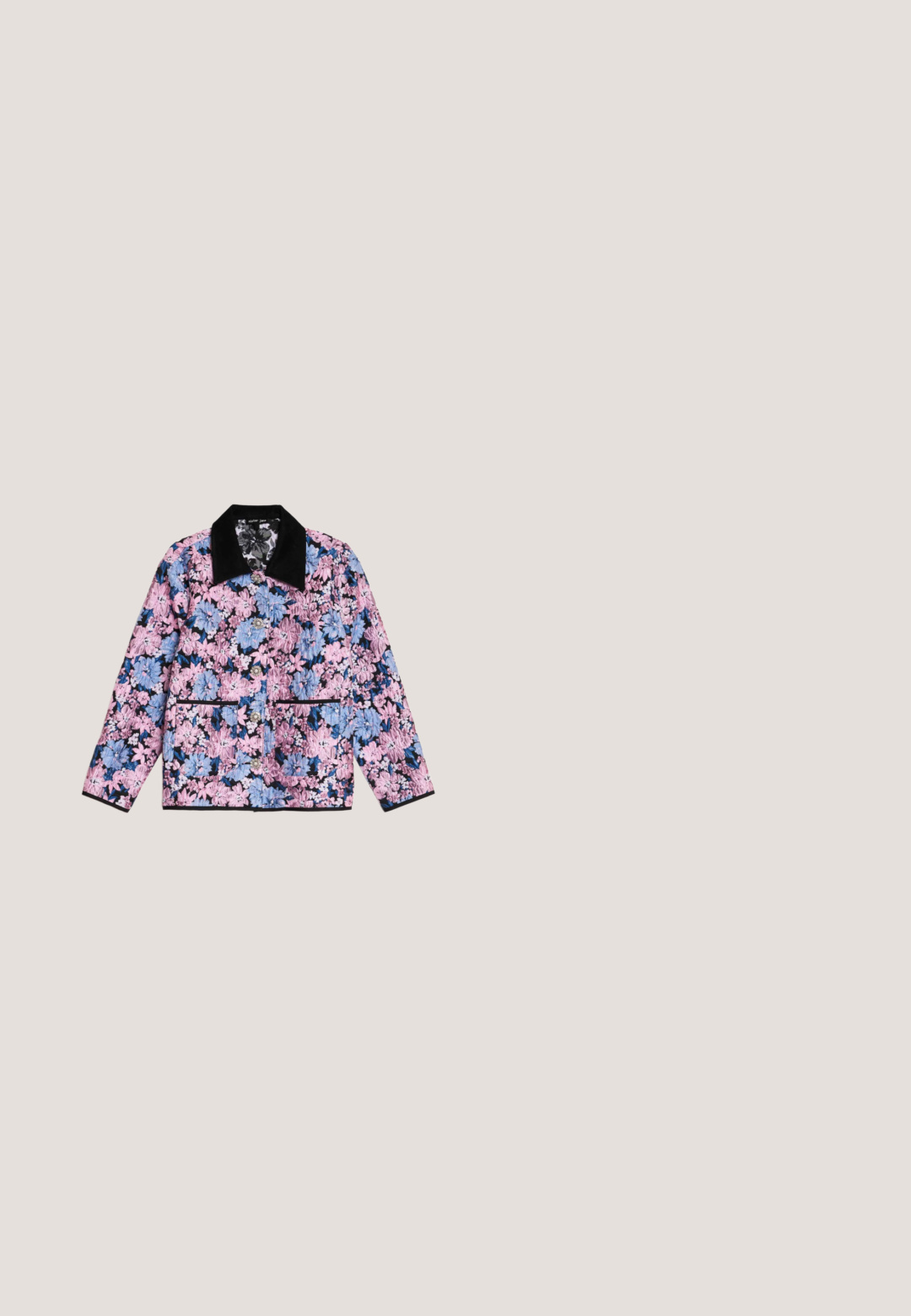 Langærmet jakke med pink og blå blomster, sort krave, knaplukning foran og to forlommer med sort kant.; Farverig strikket sweater med V-hals og lange ærmer, med patchwork-mønster i gule, blå, røde og grå nuancer.; Fløjlsbukser med vidde ben, i en dyb bordeauxfarve. Har forlommer og bæltestropper, tekstureret stoffinish.; Lilla ruskindsloafer med frynse detalje, afrundet tå, og tyk sort gummisål med skridsikre riller. Sidevisning fremhæver designet.; Firkantet silketørklæde foldet i en spiral med farverige regnbuestriber og abstrakte sol- og blomsterdesign på en sennepsgul baggrund.; Rektangulær crossbody-taske med justerbar mørkebrun rem, der har vævet teksturstof i rød, orange og brun gradient med lille logo.