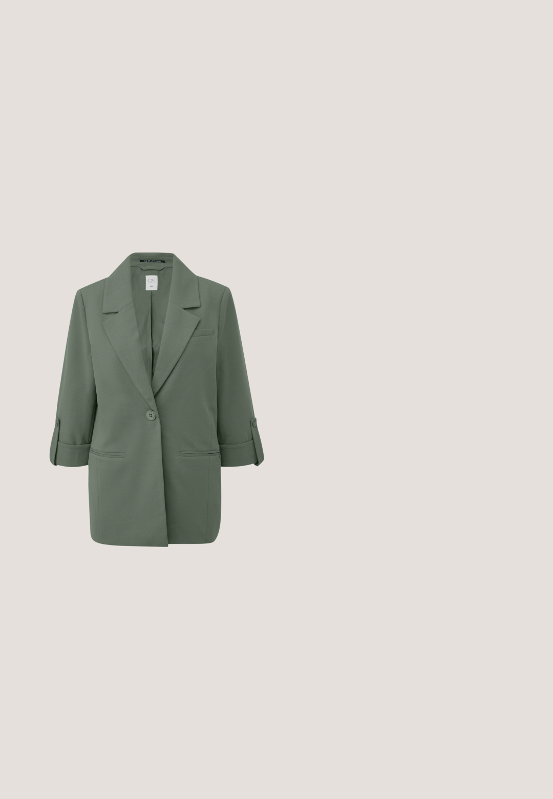 Grüner Blazer mit einem Knopf, Schalkragen, zwei vorderen Taschen und hochgekrempelten Ärmeln, die mit Knopfmanschetten gesichert sind.; Kurzärmliges T-Shirt aus dunkelgrünem Baumwollstoff mit Rundhalsausschnitt. Schlichtes, ungeschmücktes Design und lockere Passform. Weiche Textur, keine Muster.; Hellbeige Hosen mit weitem Bein, asymmetrischem Wickelpanel und seitlicher Bindung an der Taille, entworfen für eine entspannte Passform.; Grün-beige Sneaker aus Wildleder und Mesh-Materialien, mit einer strukturierten Gummisohle und einem rosa Akzent an der Ferse.; Miriade A SPALLA MALIKA - Umhängetasche - verde; Silberne Metallkette mit einem glatten, flexiblen Design, das über einlinks und einen Karabinerverschluss für einen sicheren Halt verfügt.