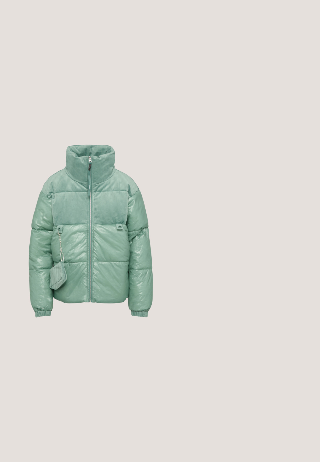 Minzgrüne Daunenjacke mit einer Kombination aus glänzenden und gerippten Texturen, hohem Kragen, Frontreißverschluss und befestigtem Beutel mit Kettendetail.; Tee-farbener Wollmischpullover mit langen Ärmeln, Bootsausschnitt und einer zentralen Nahtdetails. Weiche Textur und lockere Passform.; Türkisfarbene Schlaghose aus weichem Samtstoff mit hohem Bund und glatter Textur, die sich zum Saum hin verjüngt und leichte Öffnungen aufweist.; Schwarze Leder-Stiefelette mit dickem Profilsohle, elastischem Seitenpanel, Zuglasche am Absatz und runder Zehenpartie, im Profil vor weißem Hintergrund dargestellt.; Schwarze Sonnenbrille mit eckigem Rahmen, dunkel getönten Gläsern und einer strukturierten schwarzen Oberfläche. Mit einem silbernen Logo-Akzent an der Seite.; Türkise Lederhandtasche mit einer strukturierten Form. Besitzt einen gemusterten Stoffschal, der um den Griff gebunden ist, und ein goldenes Bienenakzent auf der Vorderseite.