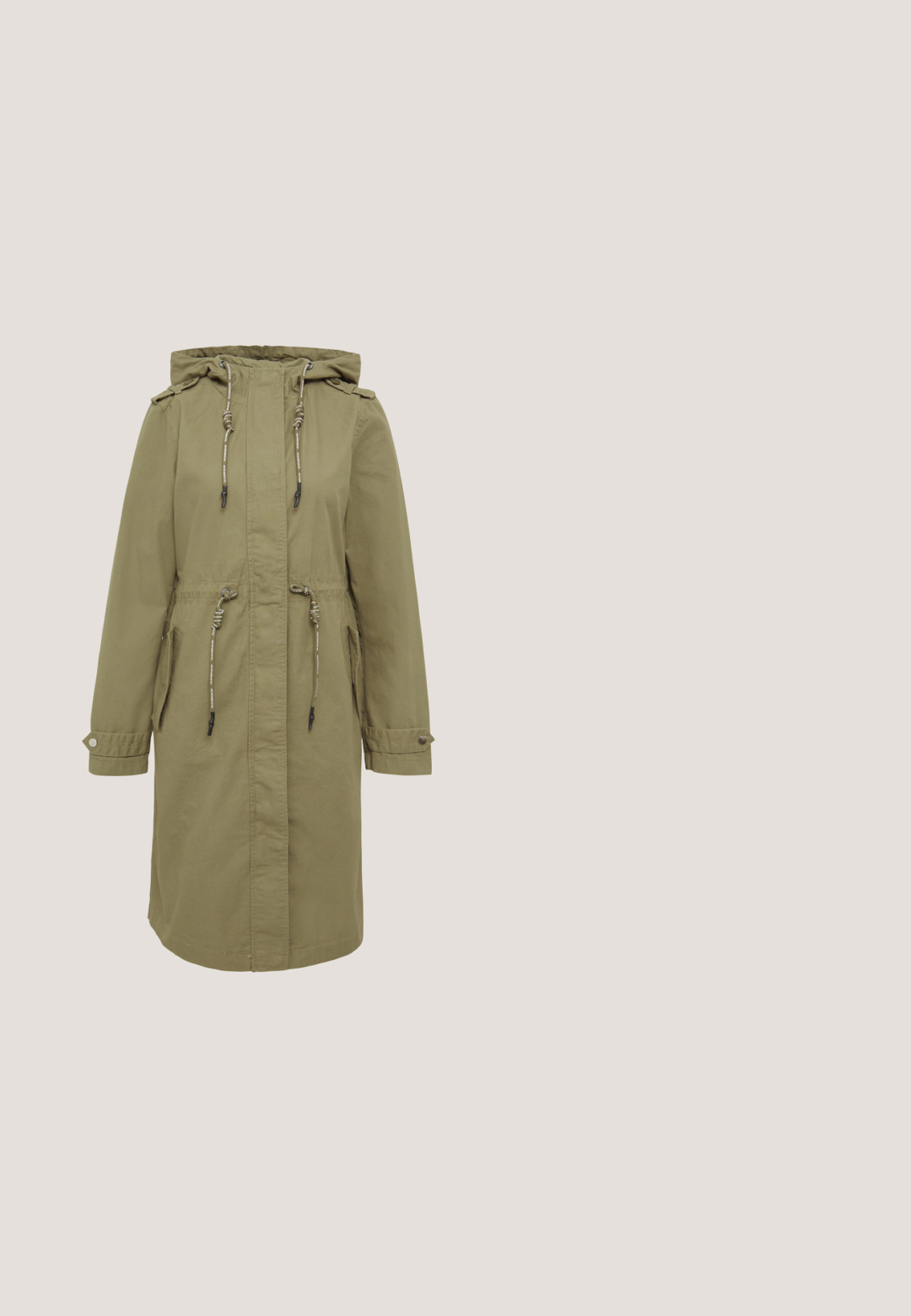 Olivgrüner Parka mit Kapuze und Zugbändern, ausgestattet mit zwei Seitentaschen, geknöpften Manschetten und einer taillierten Silhouette für eine verstellbare Passform.; Schlichtes olivgrünes Sweatshirt mit langen Ärmeln, gerippten Bündchen, geripptem Saum und Rundhalsausschnitt, von vorne auf weißem Hintergrund dargestellt.; Olivgrüner Pullover aus weichem Stoff, mit kurzen Puffärmeln sowie einem gerippten Halsausschnitt und Saum. Schlichtes, entspanntes Design.; Olivgrüne Hose mit taillierter Passform, ausgestattet mit einer glatten Textur, Gürtelschlaufen, vorderen Taschen und geradem Schnitt.; Hochschaftige olivgrüne Winterstiefel mit dickem, gerilltem Absatz, Schnürung an der Vorderseite und weichem, beigem Fleecefutter um den Knöchel.; Kompakte dunkelgrüne Umhängetasche mit breitem, gepolstertem Träger und kleinem Metall-Logo auf der Vorderseite, vor weißem Hintergrund.