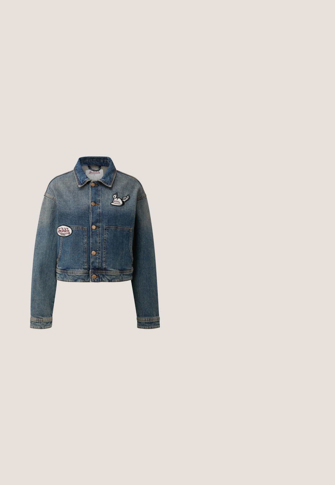 Chaqueta de mezclilla con un diseño corto, lavado azul claro, botones marrones y parches bordados con logotipos y motivos alados en el frente.; Camisa de mezclilla azul claro con cuello puntiagudo, cierre de botones y dos bolsillos en el pecho. Cuenta con detalles de costura y un dobladillo ligeramente deshilachado.; Shorts de mezclilla en un lavado azul claro, con cierre de cremallera, cinco bolsillos y diseño de pierna recta con detalles de dobladillo deshilachado.; Mule de cuero negro con punta afilada y tacón de aguja. Presenta una banda ancha con detalle en escritura plateada en el costado. Textura suave.; Bolso negro en forma de media luna con correa para el hombro fruncida y logo "KARL LAGERFELD JEANS" en blanco en el frente.; Un par de pendientes de aro en forma de media luna pulidos en plata, con respaldos de plástico transparente, sobre una superficie blanca.