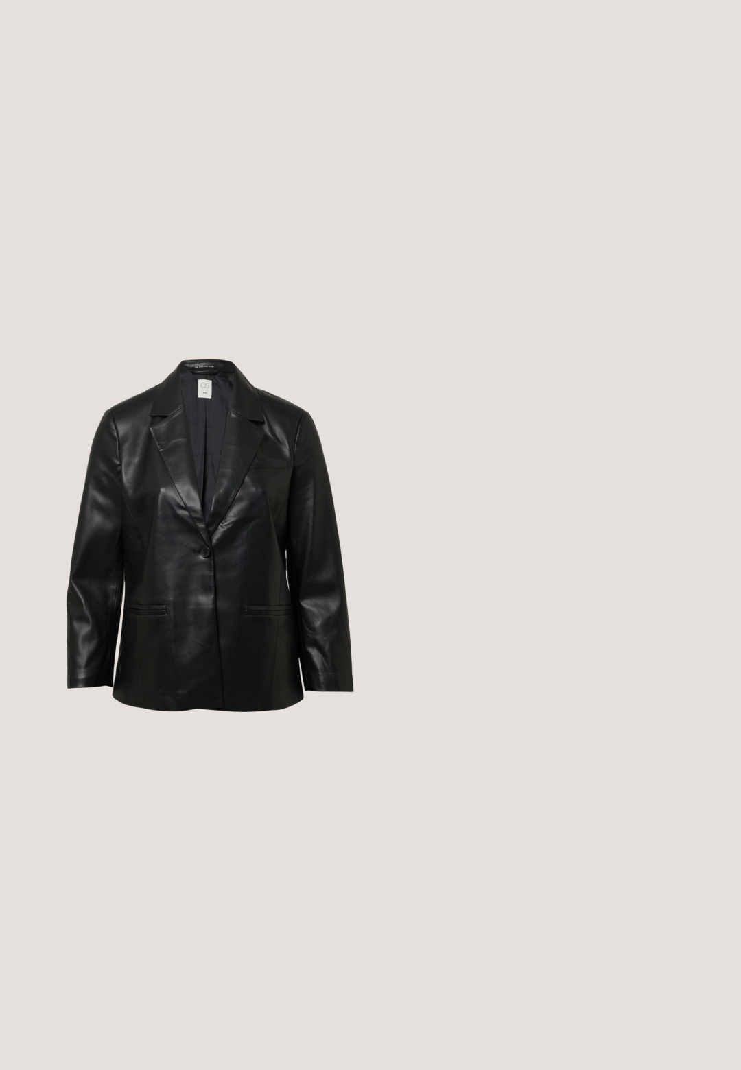 Blazer en cuir noir avec une forme structurée, des revers crantés, une fermeture à un bouton et deux poches avant. Texture lisse, détails minimalistes.; T-shirt blanc à manches courtes en coton doux, avec un col rond et une coupe décontractée, sans motifs ni accents visibles.; Jean en denim noir à jambes larges avec un design classique à cinq poches, fermeture à bouton à l'avant et détails de couture subtils.; Baskets montantes noires avec semelles et lacets en caoutchouc blanc. Dotées d'un patch logo rond et de surpiqûres blanches contrastantes. Matière en toile.; Sac bandoulière en cuir noir avec sangle réglable et fermoir argenté sur fond blanc.; Collier en chaîne argentée, présentant un design torsadé, une forme circulaire, une texture lisse et un fermoir réglable avec chaîne d'extension.
