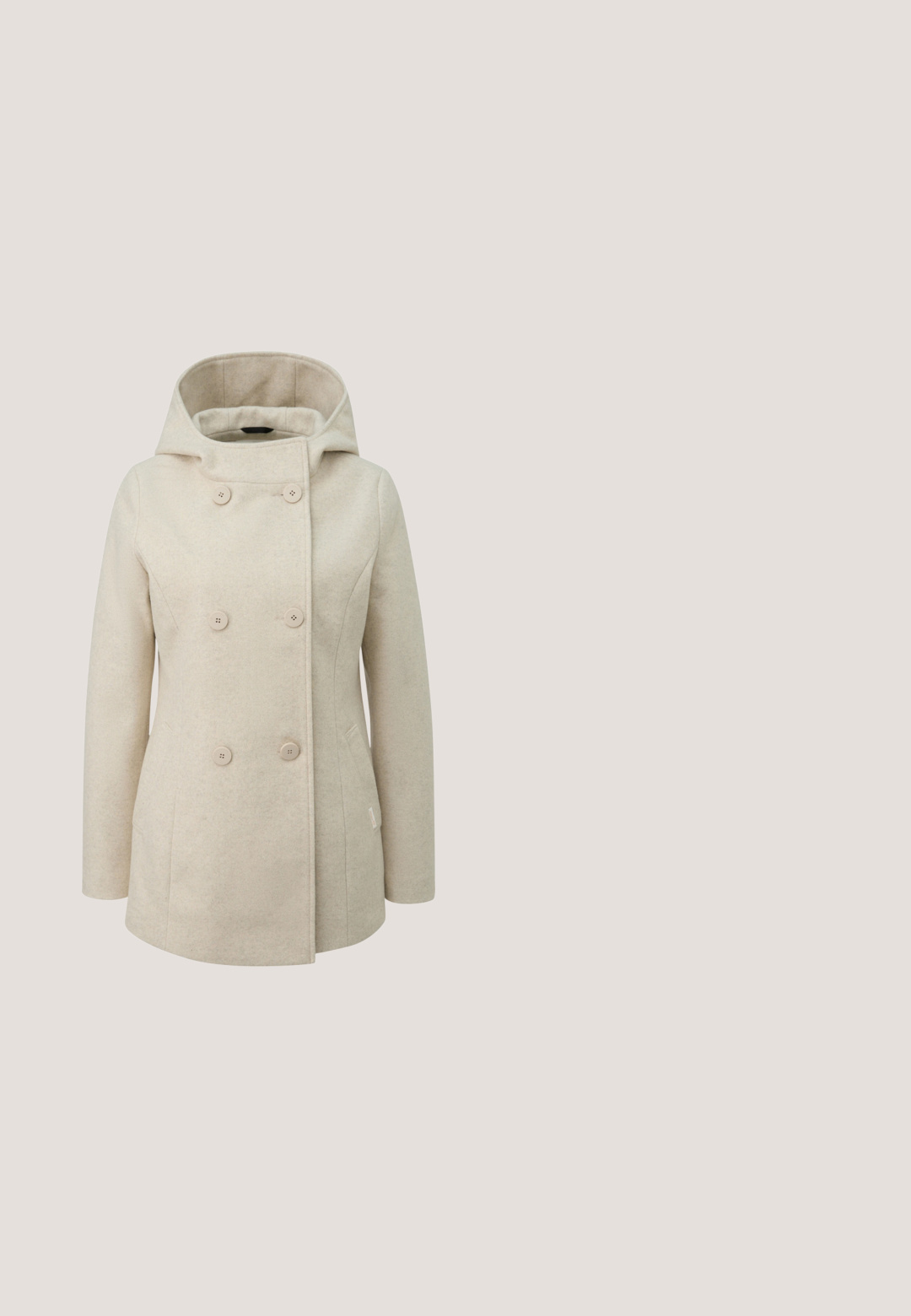 Beige dubbelgeknoopte jas met capuchon, gemaakt van een gestructureerde stof, met vier grote knopen en zijzakken. Glad afgewerkt en een nauwsluitende pasvorm.; Bordeaux, beige en crèmewitte gestreepte trui met een ronde halslijn en geribde boorden en zoom. Gemaakt van een zachte, gestructureerde breimateriaal.; Blauwe wijde broek gemaakt van soepele stof, met een vlakke voorkant, twee plooien en twee zwarte knopen op de tailleband.; Beige platform sneakers met een witte zool. Voorzien van metallic gouden accenten en een gladde textuur. Vetersluiting met een ronde neus.; Bruine suède schoudertas met enkele schouderband, gebogen bovenkant en een kleine kwast met een gouden bedel aan de zijkant tegen een effen achtergrond.; Gouden halsketting met een schakeldesign met rechthoekige schakelstukken en een verticale hanger van gestapelde vierkanten, met een elegante afwerking.