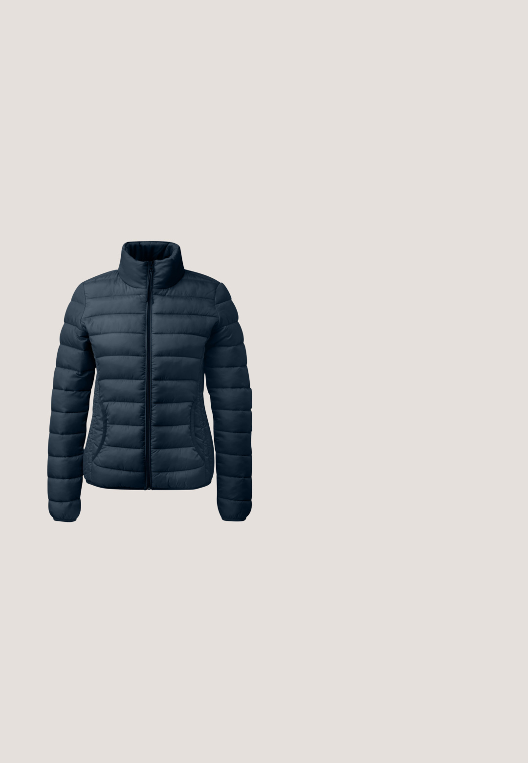 Marineblauwe donsjas met een hoge kraag, horizontale doorgestikte naden, een volledige ritssluiting aan de voorkant en zijzakken. Zachte, gladde textuur, lichtgewicht ontwerp.; Marineblauwe hoodie gemaakt van zachte stof, met een klein lichtblauw logo aan de linkerkant en zijsplitten aan de zoom.; Donkerblauw T-shirt met korte mouwen, ronde hals, kleine witte hartafbeelding en de tekst "ADOREO" op de linkerborst.; Marineblauwe wijde broek met elastische tailleband en trekkoord, voorzien van voorste naden en een ontspannende pasvorm.; Donkerblauwe vetersneaker met witte zool en bruine loopzool, met een gestructureerd zijpaneel en hieltreklip.; Navy blauwe tote bag met bruine leren handvatten en accenten. Beschikt over een ritssluiting aan de bovenkant en een voorkant flapzak. Gladde nylon stof aan de buitenkant.