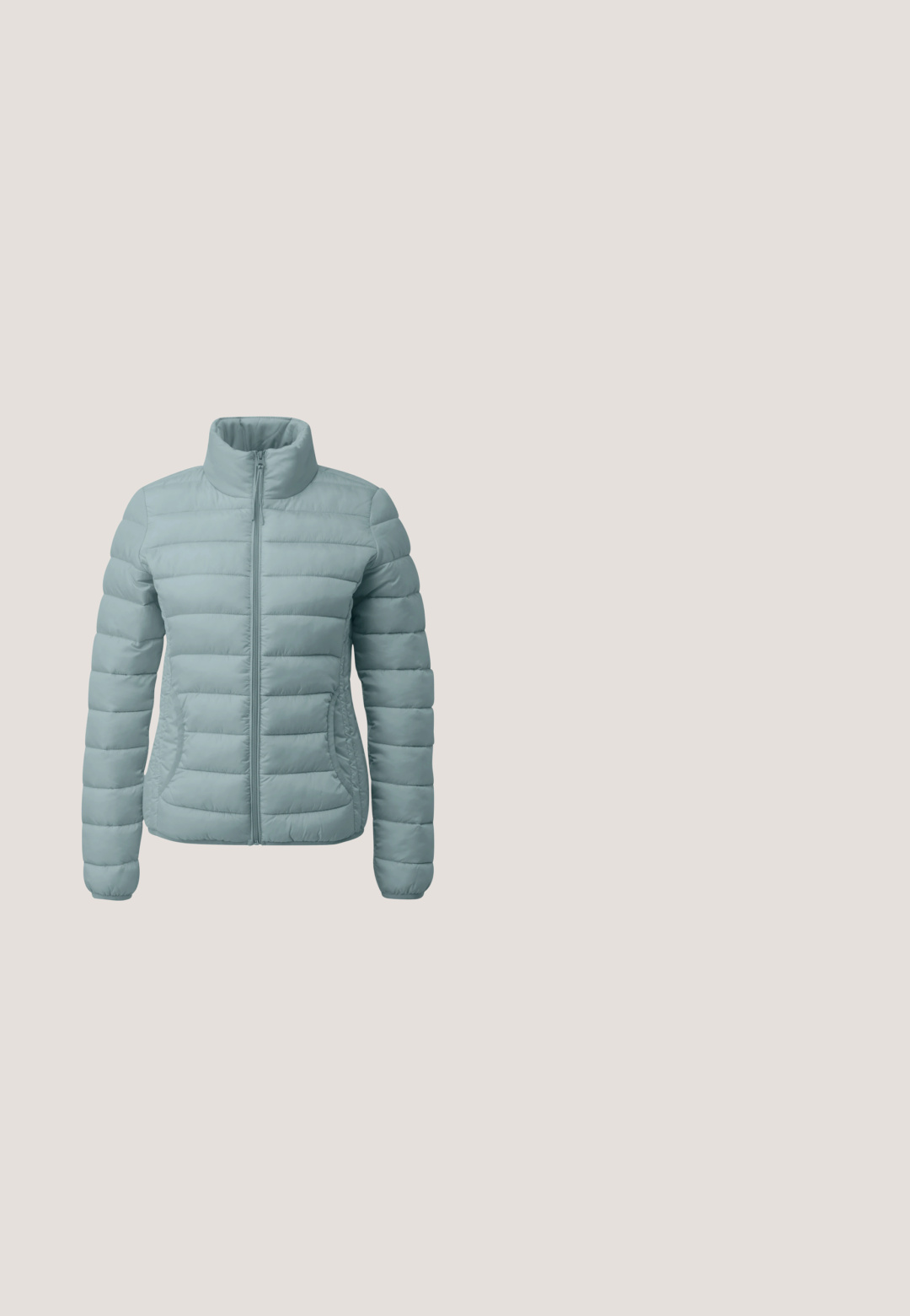 Lichtblauwe, gewatteerde jas met een hoge kraag en ritssluiting aan de voorkant. Heeft horizontale stiksels en zijzakken. Gladde stoftextuur.; Lichtblauwe crewneck-sweatshirt met lange mouwen en geribbelde manchetten, met een licht cropped, relaxte pasvorm.; Groen T-shirt met korte mouwen, rond de hals en een zachte, gladde textuur. Heeft een relaxte pasvorm en een rechte snit aan de onderkant.; Lichtgroene geribbelde brede wijde broek met een hoge, brede tailleband en een klein rond metalen logo aan de linkerkant.; Groene sneakers met een mix van leer en suède, met een gestructureerde afwerking, veters en een witte middenzool. Draagt met blauwe spijkerbroeken.; Lichtgrijze schoudertas in de vorm van een halve maan met verstelbare riem, ritssluiting, zijvakje en een label met "JENNY" aan de voorkant.