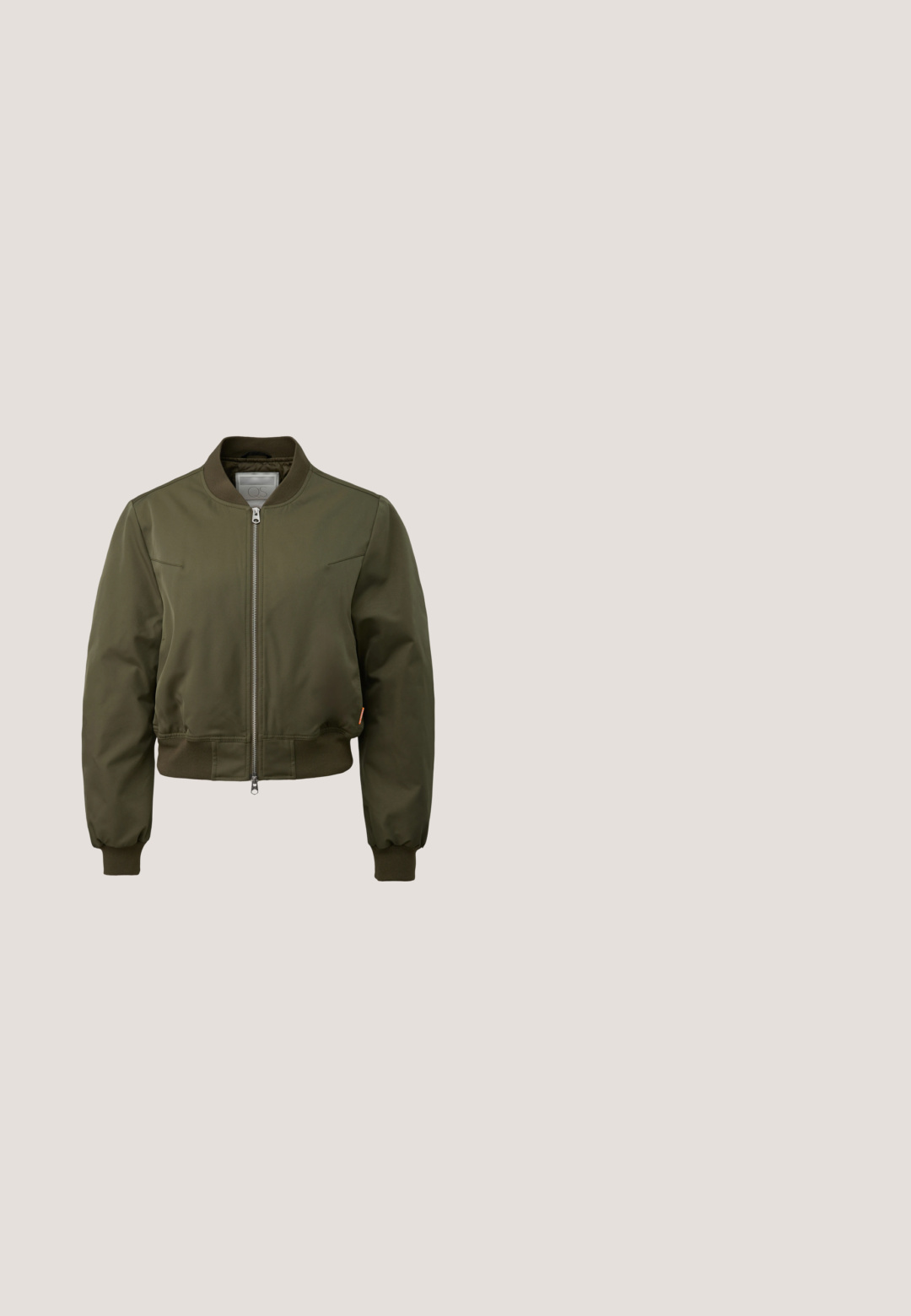 Olijfgroene bomberjack van nylon, met geribbelde manchetten en zoom, ritssluiting aan de voorkant, zijzakken, schoudernaden met minimalistische details.; Olijfgroene, lange mouwen crewneck sweatshirt met geribbelde manchetten, zoom en halslijn, weergegeven op een witte achtergrond.; Korte mouwen gelaagde top met een witte basis en een donkerbruine mouwloze overlay, voorzien van contrasterende strepen bij de halslijn en zoom.; Olijfgroene, losse broek met een elastische tailleband en trekkoord, voorzien van zijzakken en een lichtgewicht, gestructureerde stof.; Bruine suède sneaker met een ronde neus, contrasterende stiksels en een witte kraag. Vetersluiting met een gestructureerde rubberen zool.; Bruine suede totebag met twee bovenhandvaten, rechthoekige vorm, gladde textuur en minimale stikseldetails.