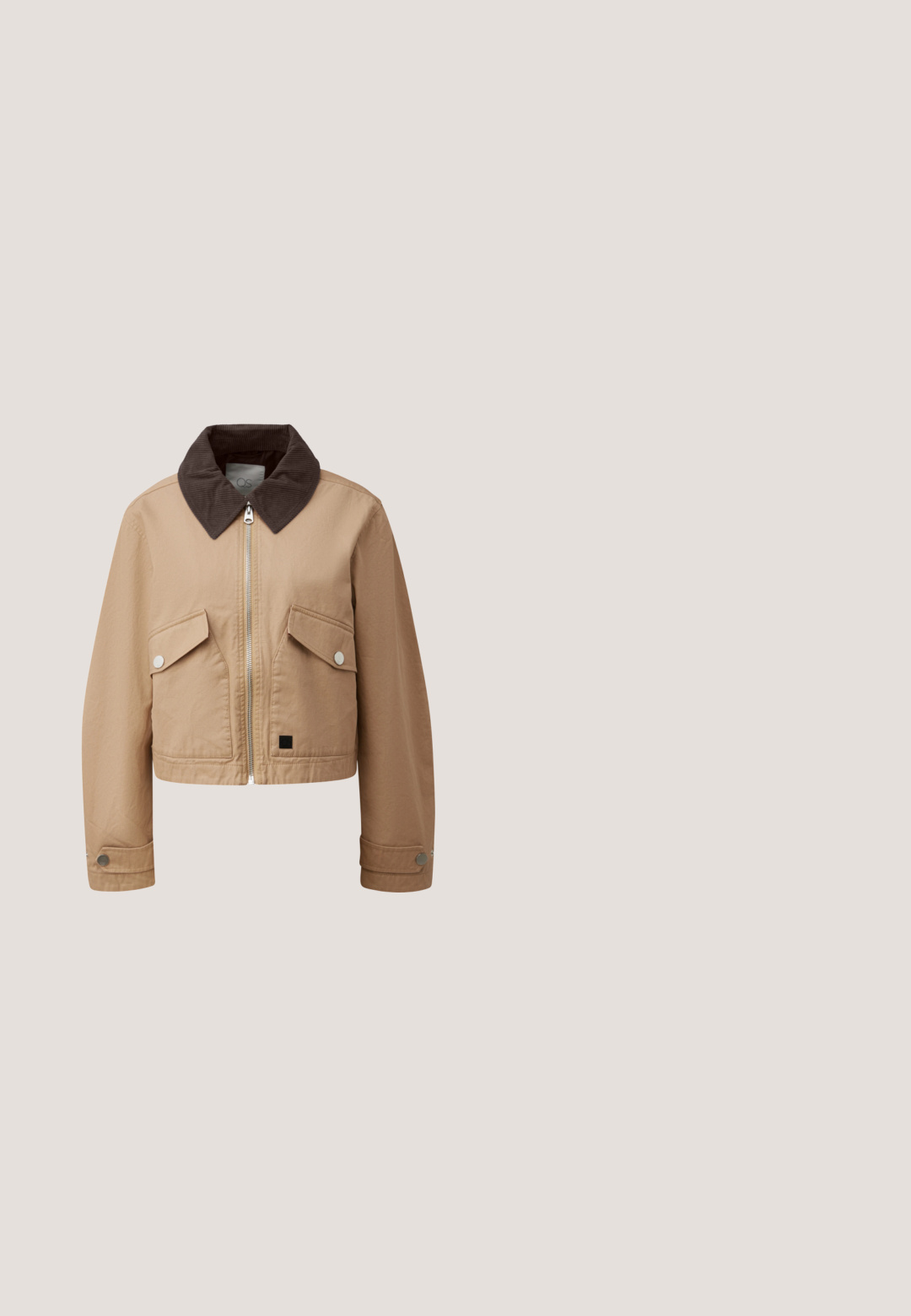 Beige cropped Jacke mit dunkelbraunem Cordkragen, Frontreißverschluss, zwei Druckknopf-Klappentaschen und Druckknöpfen an den Ärmelabschlüssen.; Braunes Polohemd mit horizontalen Streifen in Weiß, Gelb und Hellrosa. Verfügt über einen klassischen Kragen und eine Knopfleiste mit drei Knöpfen. Weiche Textur.; Beige Denim-Shorts mit umgeschlagenen Säumen, ausgestattet mit frontalen Taschen, einem Reißverschluss und Metallknopfdetails. Glatte Textur und taillierte Passform.; Beige Leder Stiefeletten mit runder Spitze, beigen Schnürsenkeln und robuster Sohle. Mit Seitennähten und einem runden Logo an der Ferse.; Schildpatt-Sonnenbrille mit rechteckigen braunen Gläsern, dicken Kunststoffrahmen und dezentem Logoakzent an der Seite.; Braune Leder-Umhängetasche mit einem einzigen Tragegurt, Reißverschluss und geprägtem Markenlogo. Weiche Textur und glatte Oberfläche.